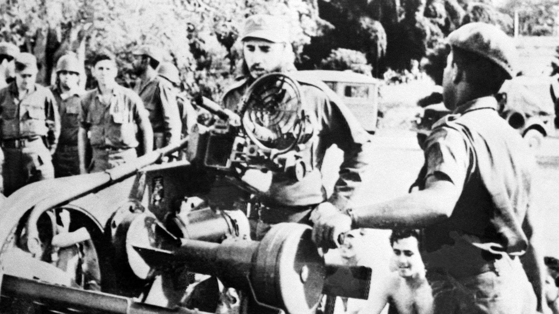 Le leader cubain Fidel Castro inspecte une base militaire le 2 novembre 1962