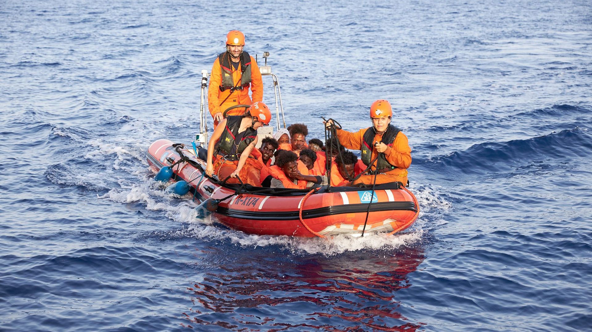 Au large des côtes libyennes, 500 migrants secourus attendent de ...