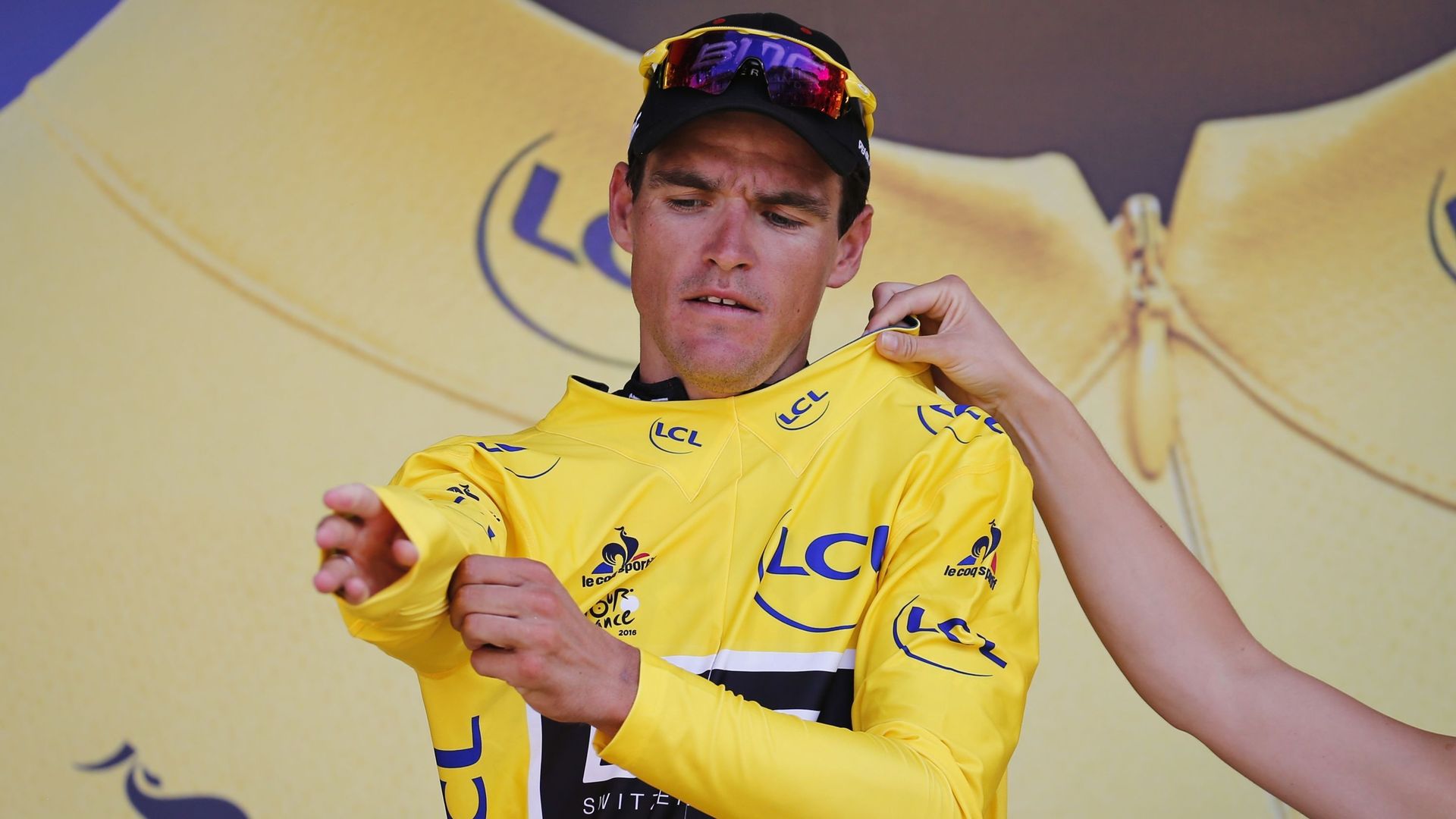 Cyclisme - Tour de France : Greg Van Avermaet enfile le maillot jaune après sa victoire au Lioran, sur la 5ème étape du Tour de France 2016.  