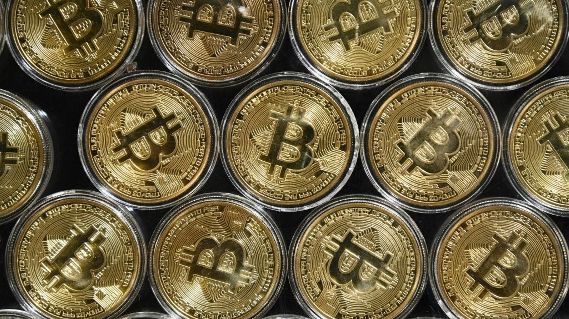 Une nouvelle flambée du prix du bitcoin vendredi porte la valeur de l'ensemble des bitcoins créés depuis 2009 à plus de 1.000 milliards de dollars.