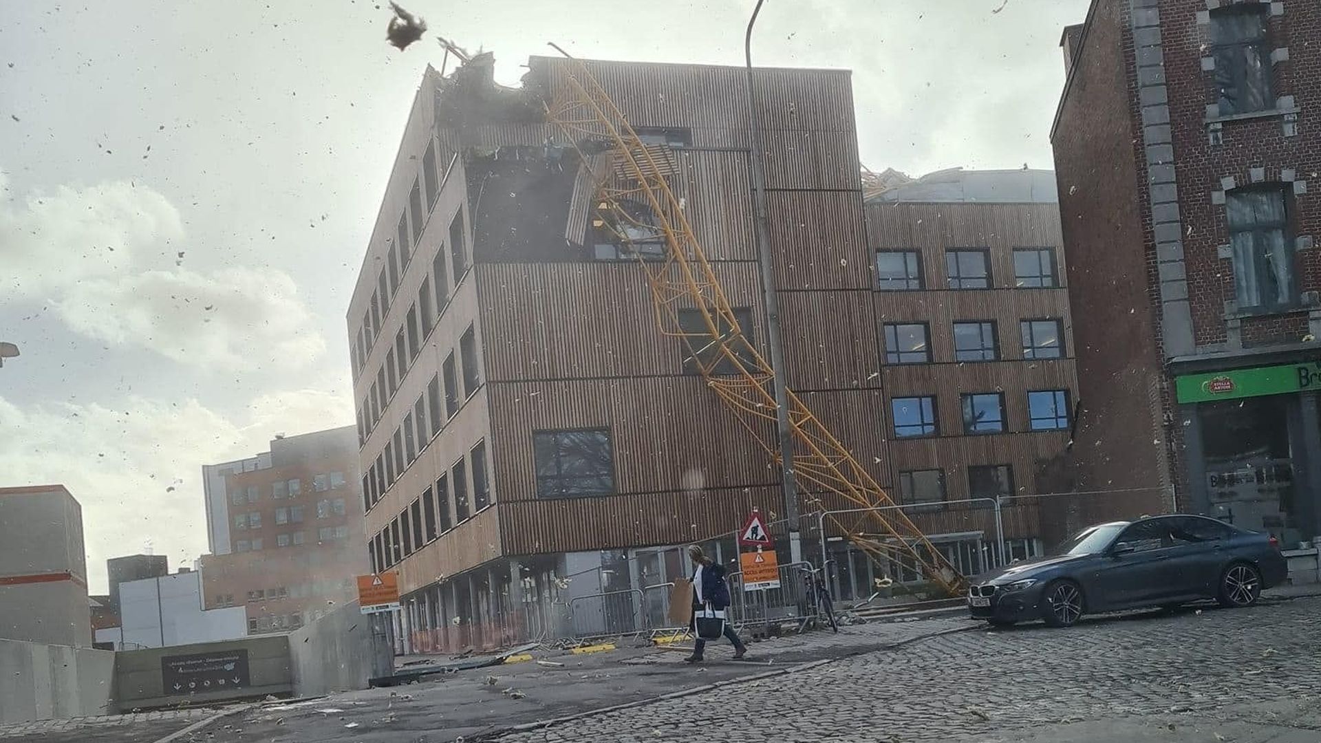 a tower crane collapses on the Tournai hospital, one person injured