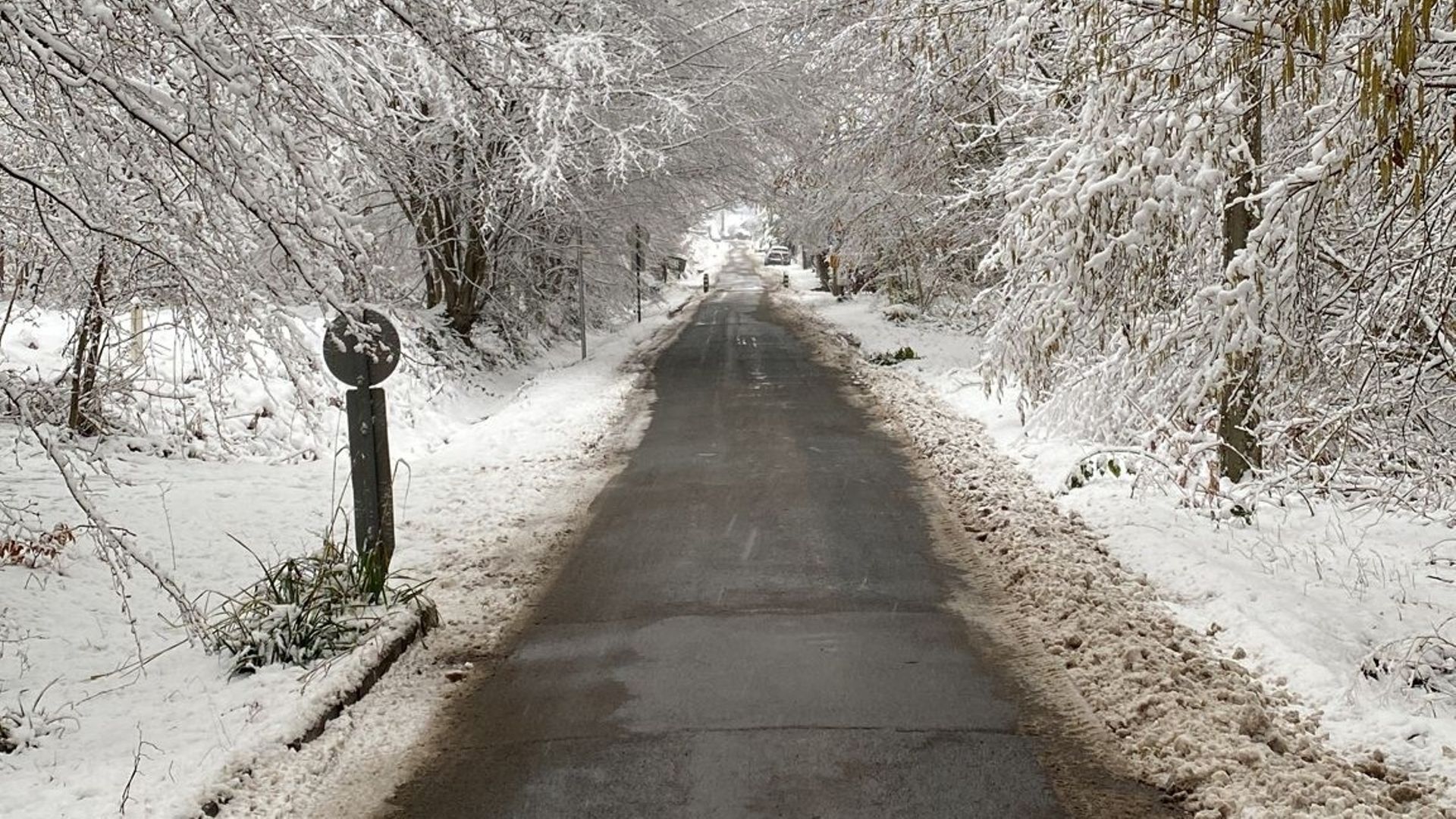 Une route enneigée en province de Liège.