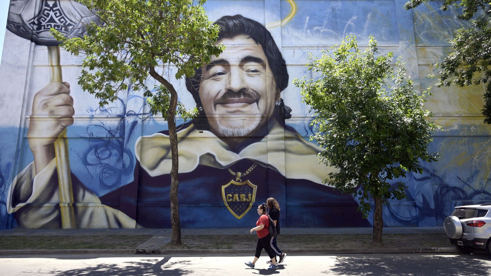Une peinture murale représentant la star argentine, Diego Maradona, peinte par l’artiste Alfredo Segatori, est vu sur un mur du quartier de La Boca à Buenos Aires.