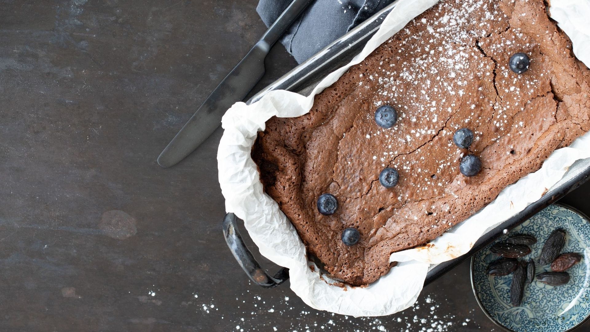 Avec un dessert au chocolat noir et fève tonca. 
