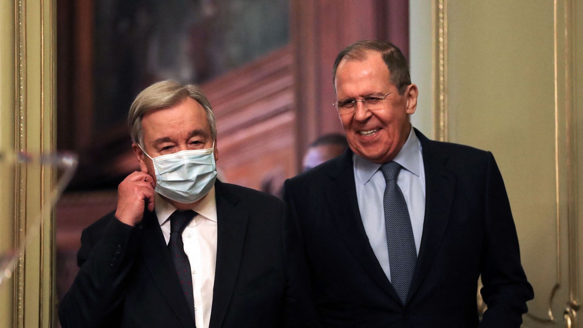 Le Ministre russe des Affaires étrangères Sergueï Lavrov (droite) et le Secrétaire général des Nations Unies Antonio Guterres (gauche) lors de leur rencontre à Moscou, Russie, ce 26 avril. 