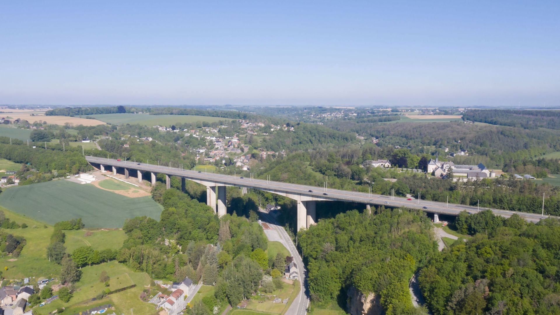 Le viaduc de Huccorgne est long de 547 mètres et haut de 60 mètres
