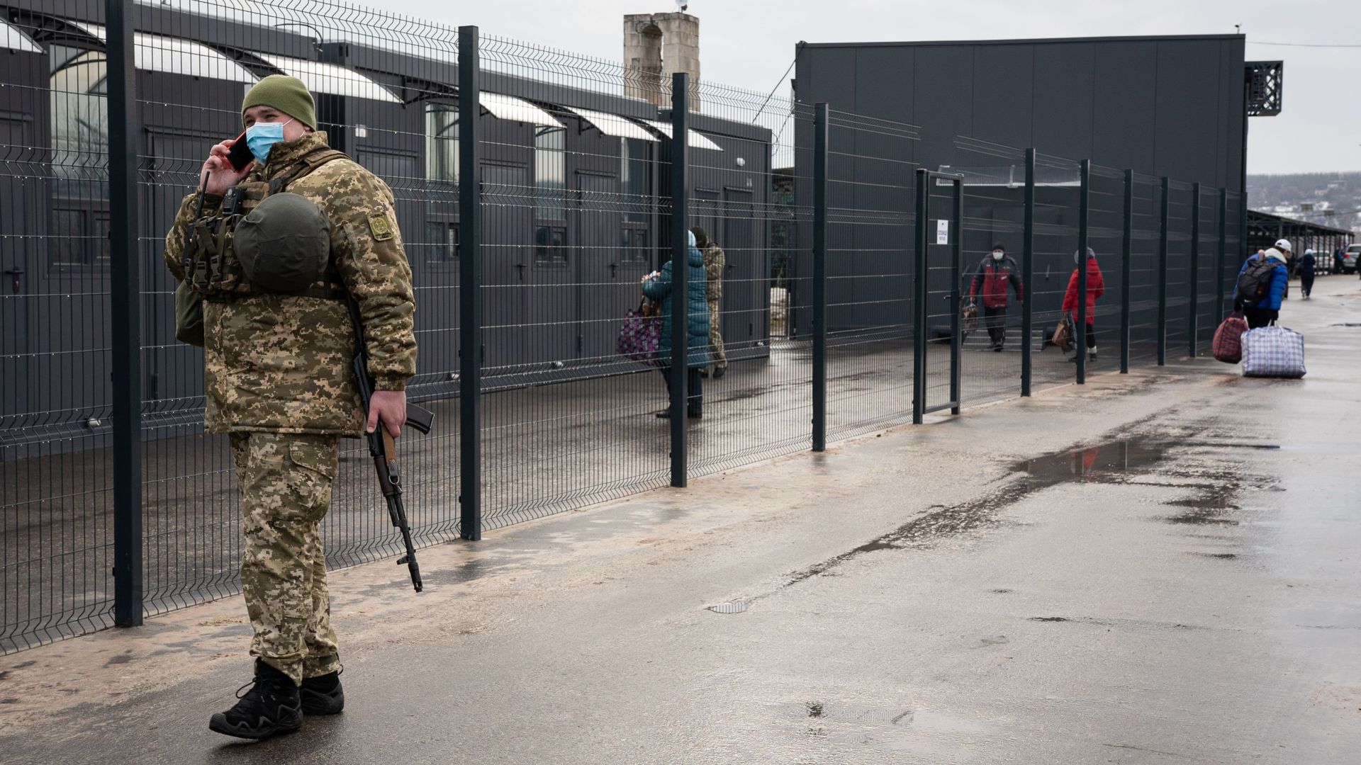 Point de passage de Stanytsia Luhanska. Depuis 2014, l'est de l'Ukraine est divisé par une ligne de front de 427 km séparant la zone contrôlée par le gouvernement de la zone non contrôlée par le gouvernement des régions de Donetsk et Louhansk.