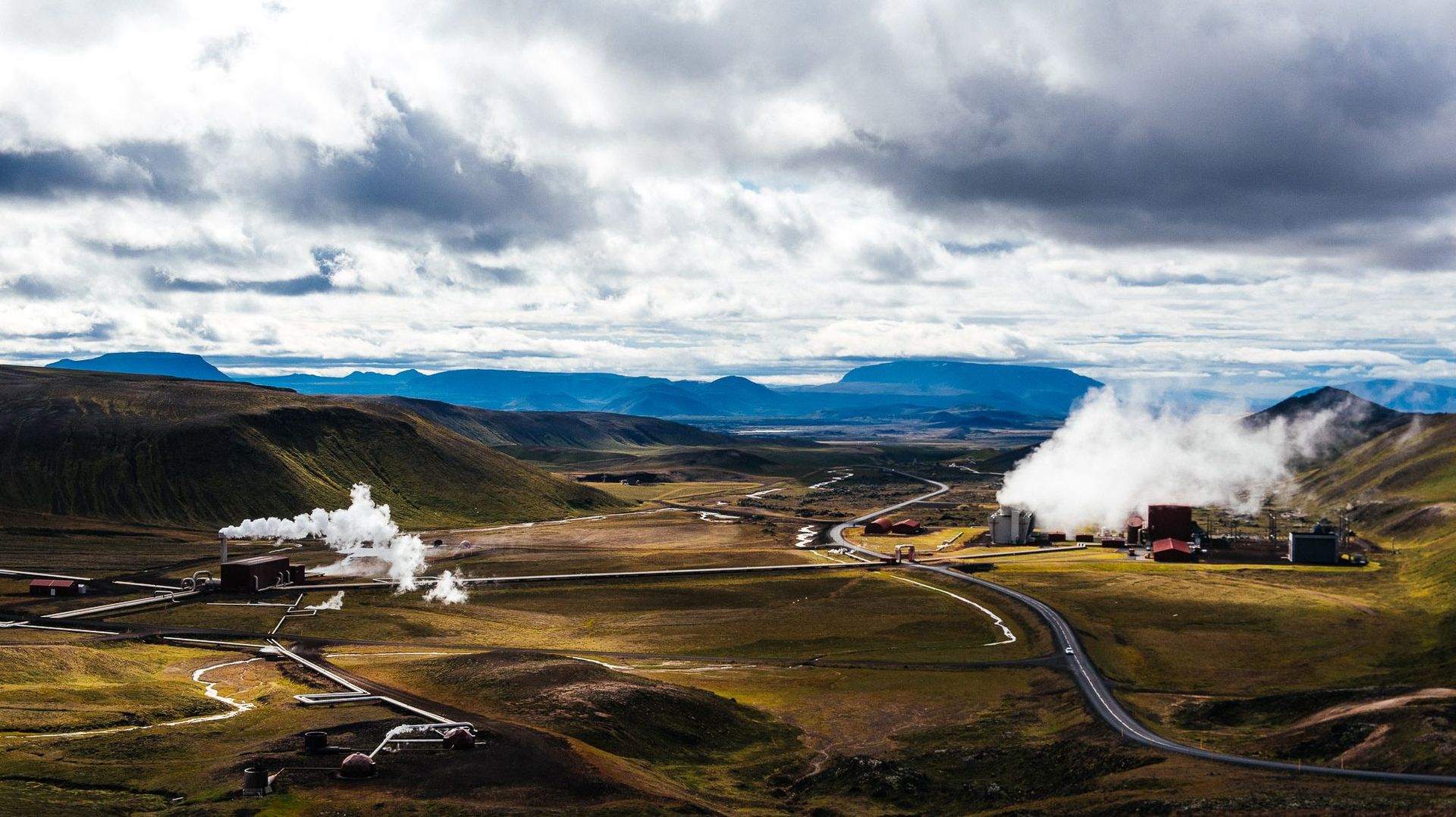 La centrale géothermique de Krafla, dans le nord de l'île, est la première centrale à grande échelle construite en Islande dans les années 70.