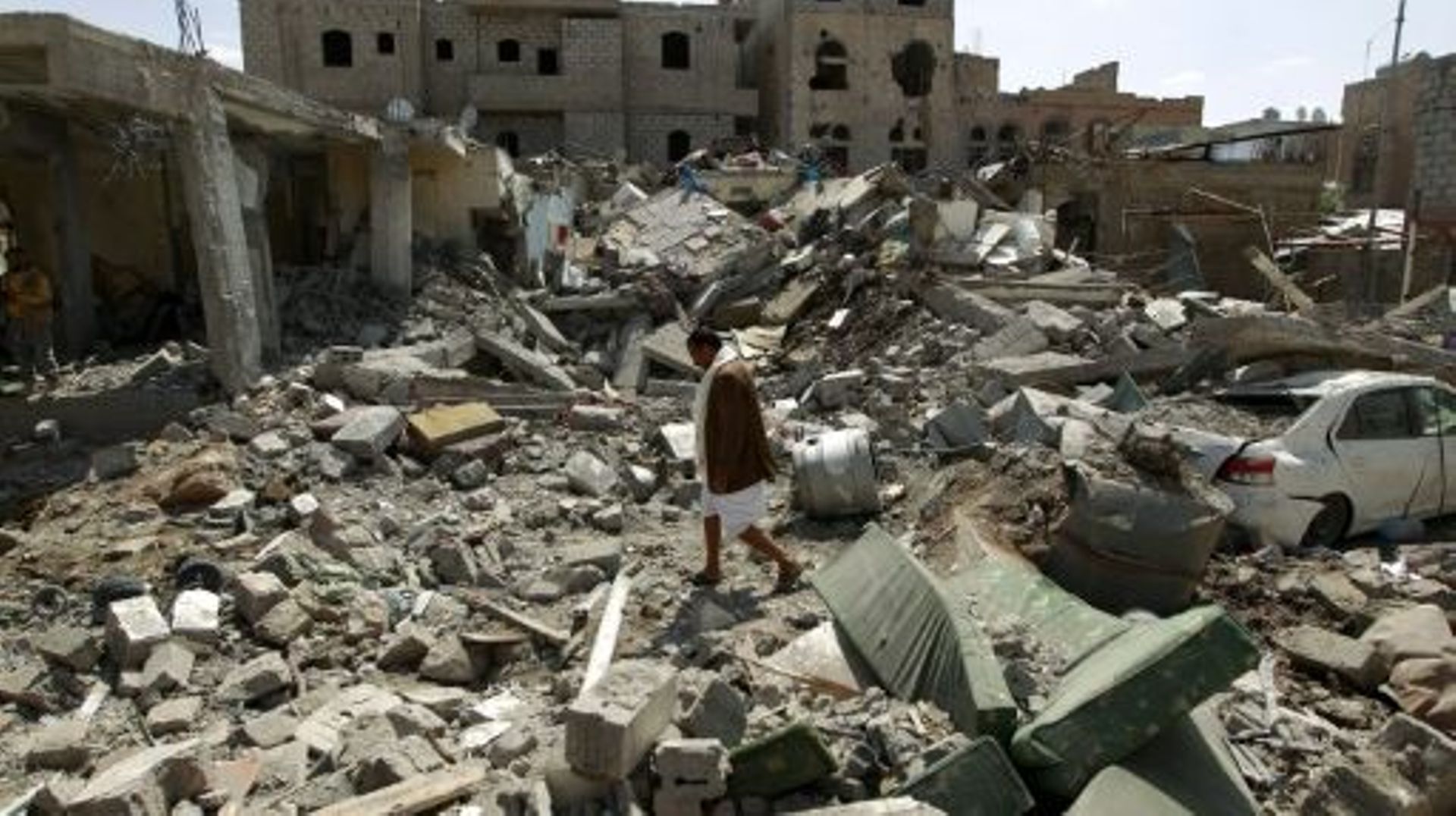 Des immeubles détruits par un raid aérien le 17 septembre 2015, à Sanaa, au Yémen