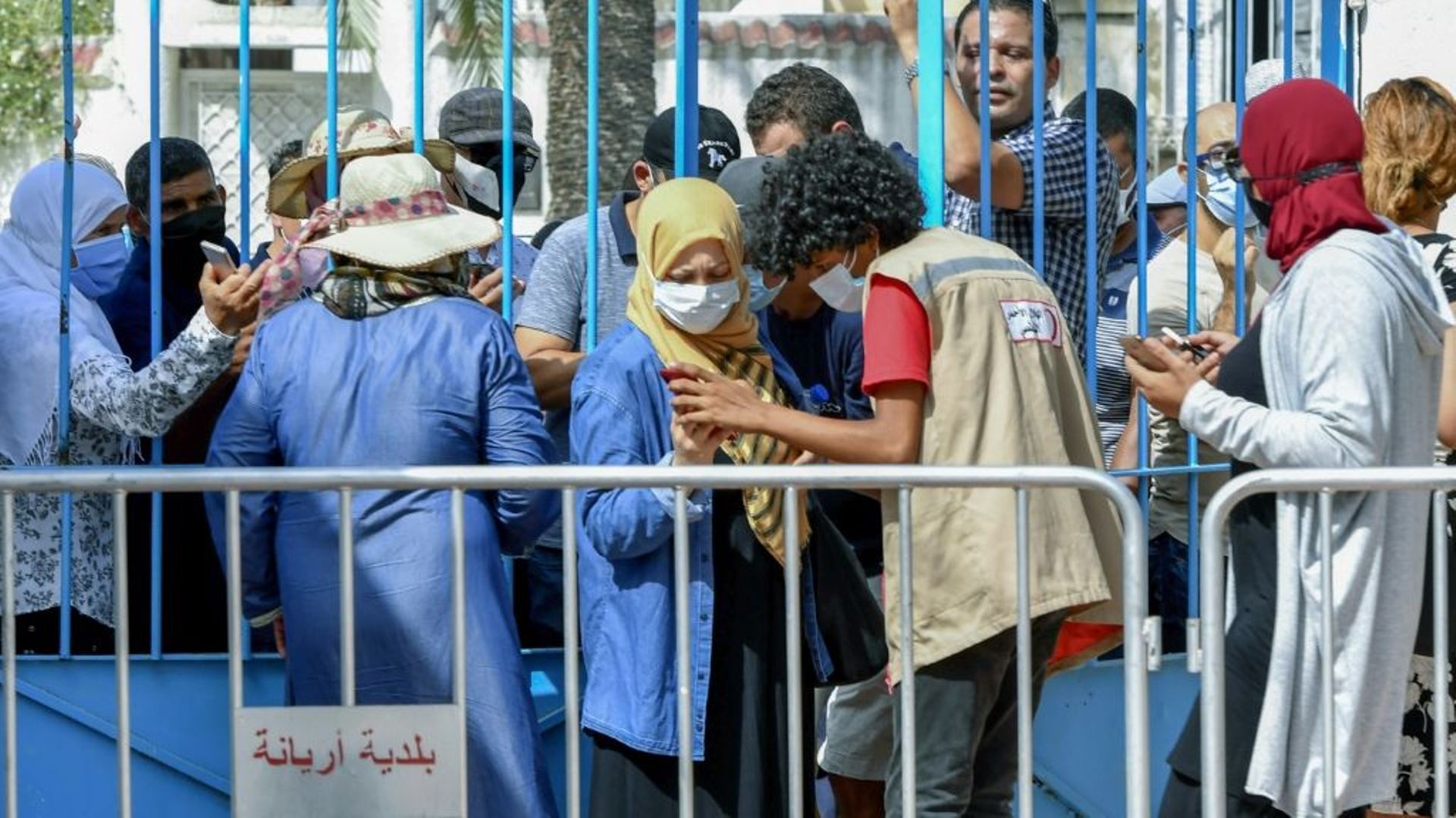 Des Tunisiens se présentent à l'entrée d'un centre de vaccinations de Tunis, le 8 août 2021