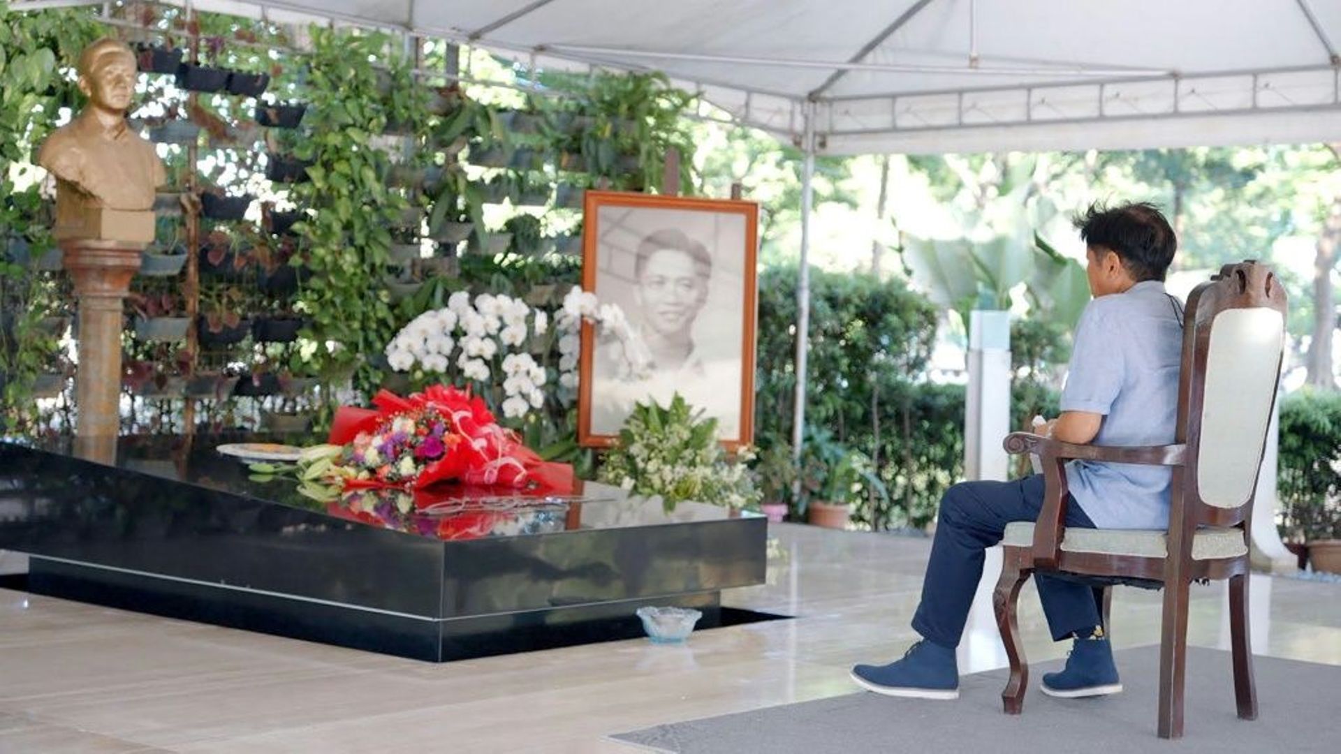 Photo prise le 10 mai 2022 et reçue le 11 mai du bureau de presse de Ferdinand "Bongbong" Marcos montrant le candidat à la présidentielle devant la tombe de son père, l'ex-président Ferdinand Marcos, au cimetière ds héros nationaux à Manille
