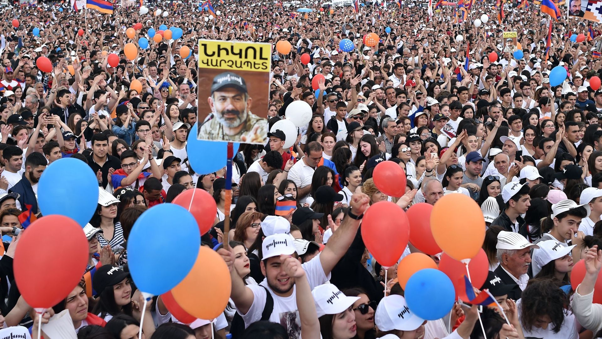 Des partisans de Nikal Pachinian alors qu’il était opposant de longue date, candidat très populaire aux élections, en mai 2018.