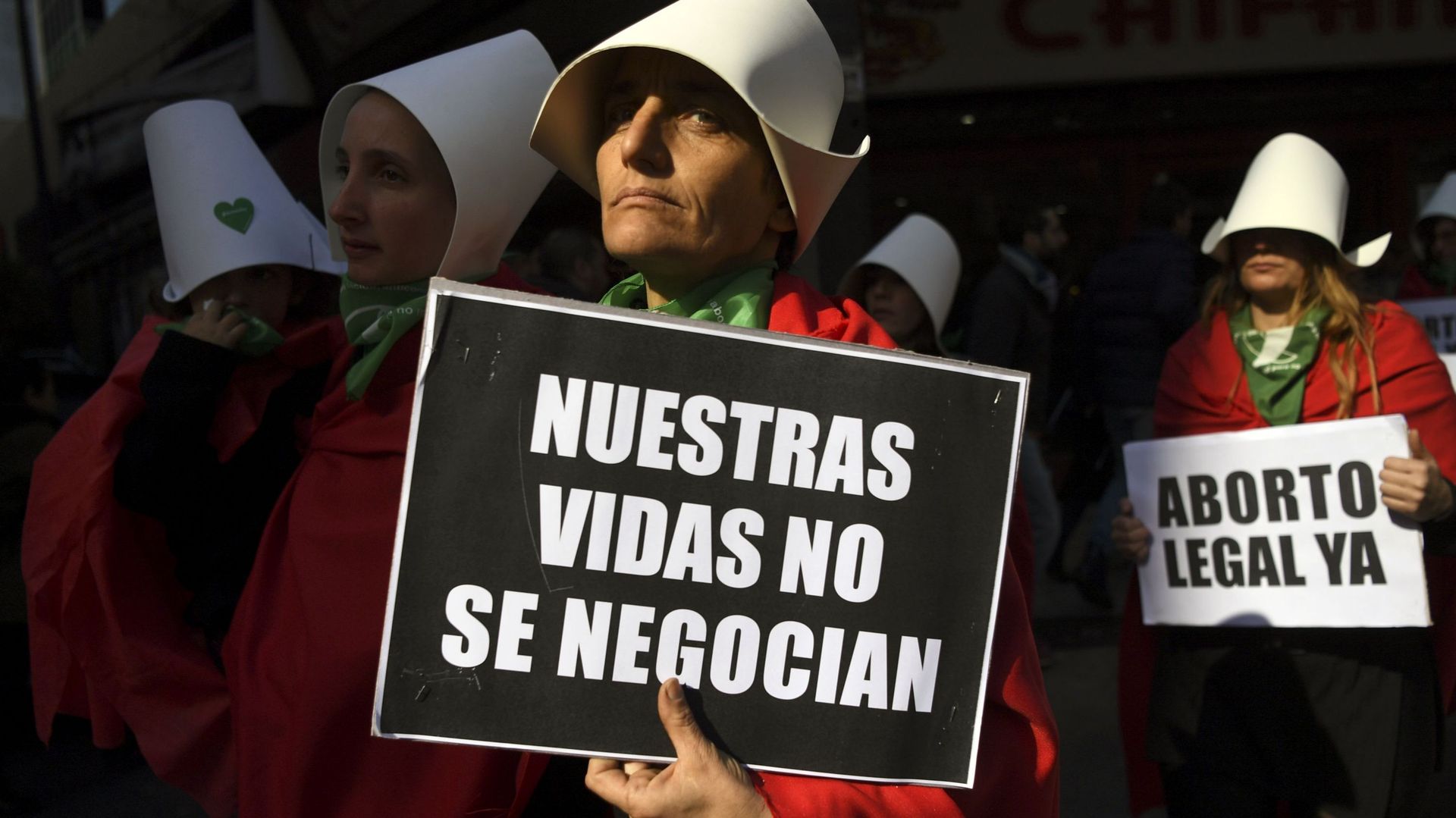 Des Argentins en faveur de la légalisation de l'avortement protestent devant le Congrès National à Buenos Aires le 1e août 2018
