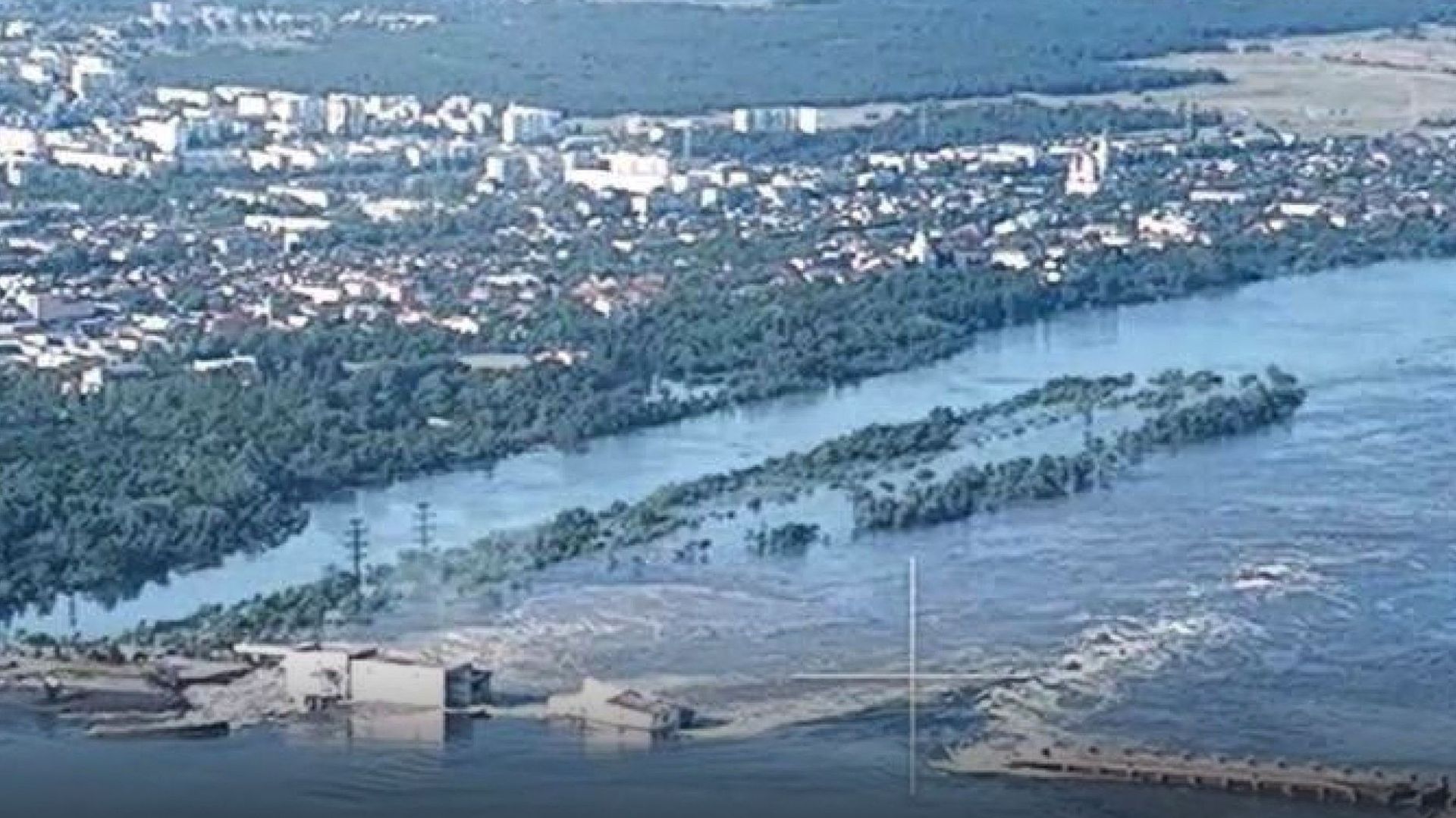 Cette photo prise et diffusée par l’entreprise nationale de production d’énergie nucléaire "Energoatom" le 6 juin 2023 montre les dégâts subis par le barrage hydroélectrique de Kakhovka à Nova Kakhovka, près de Kherson.
