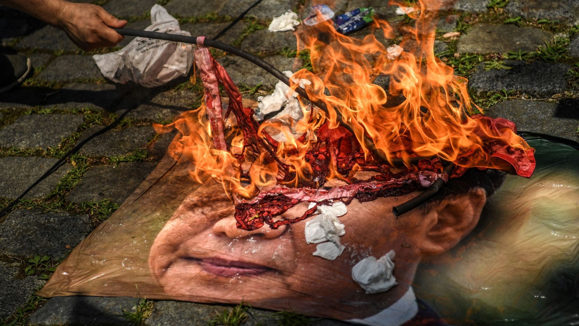 Le portrait de Xi Jinping, le Président chinois, brûlé par des manifestants ouïghours à Istanbul, en Turquie, en 2018. 