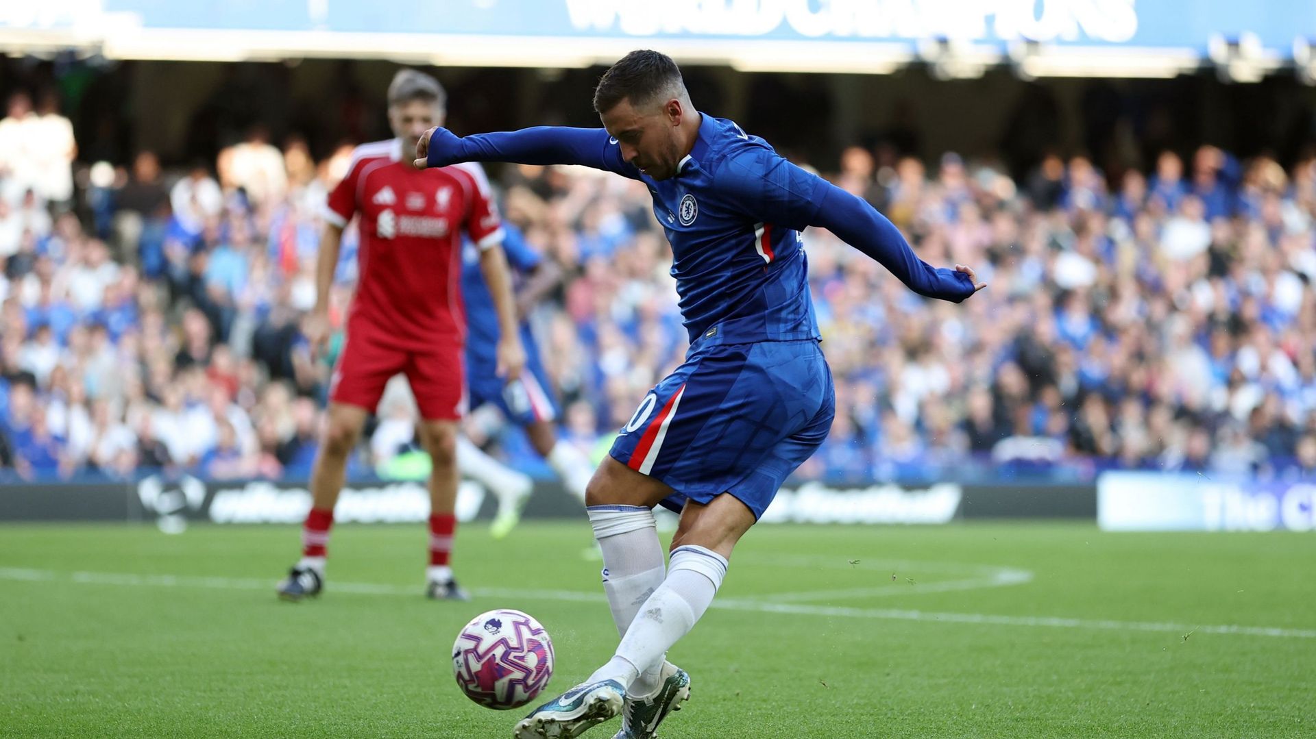 Coup du foulard et énorme occasion : Eden Hazard s’éclate lors d’un match de charité à Chelsea