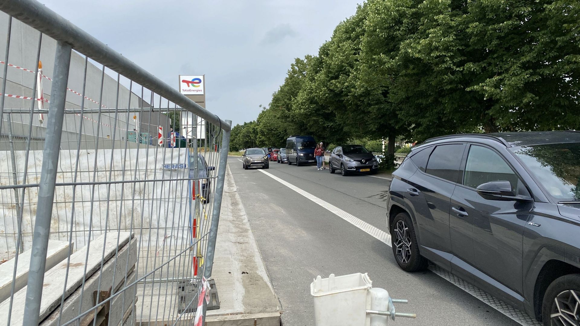 Certains automobilistes, distraits, inconscients ou négligents, s’arrêtent le long de la bretelle d’autoroute (E411 vers Namur) pour traverser la voirie et rejoindre à pied le magasin de la station-service de Bierges. Au péril de leur vie et en toute illé