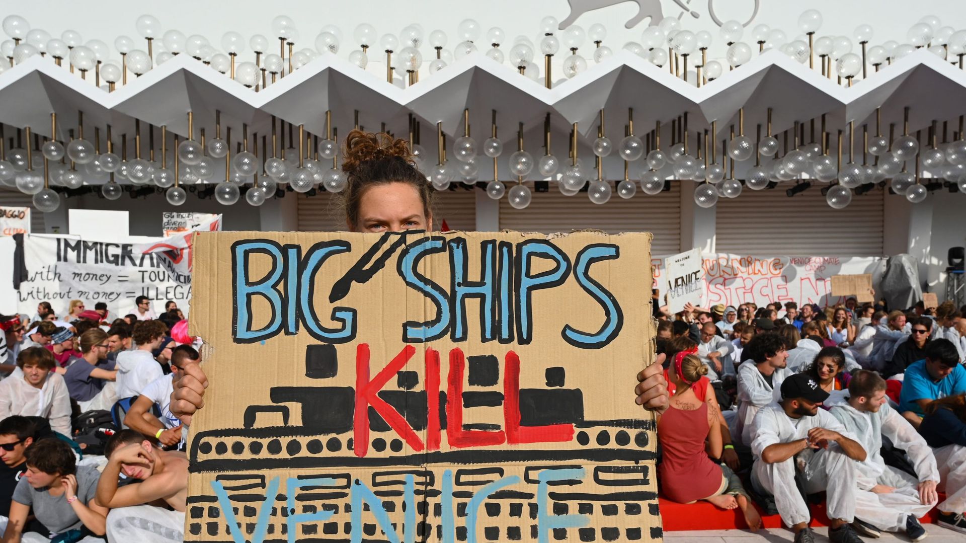climat-et-grands-navires-des-manifestants-occupent-le-tapis-rouge-de-la-mostra-de-venise