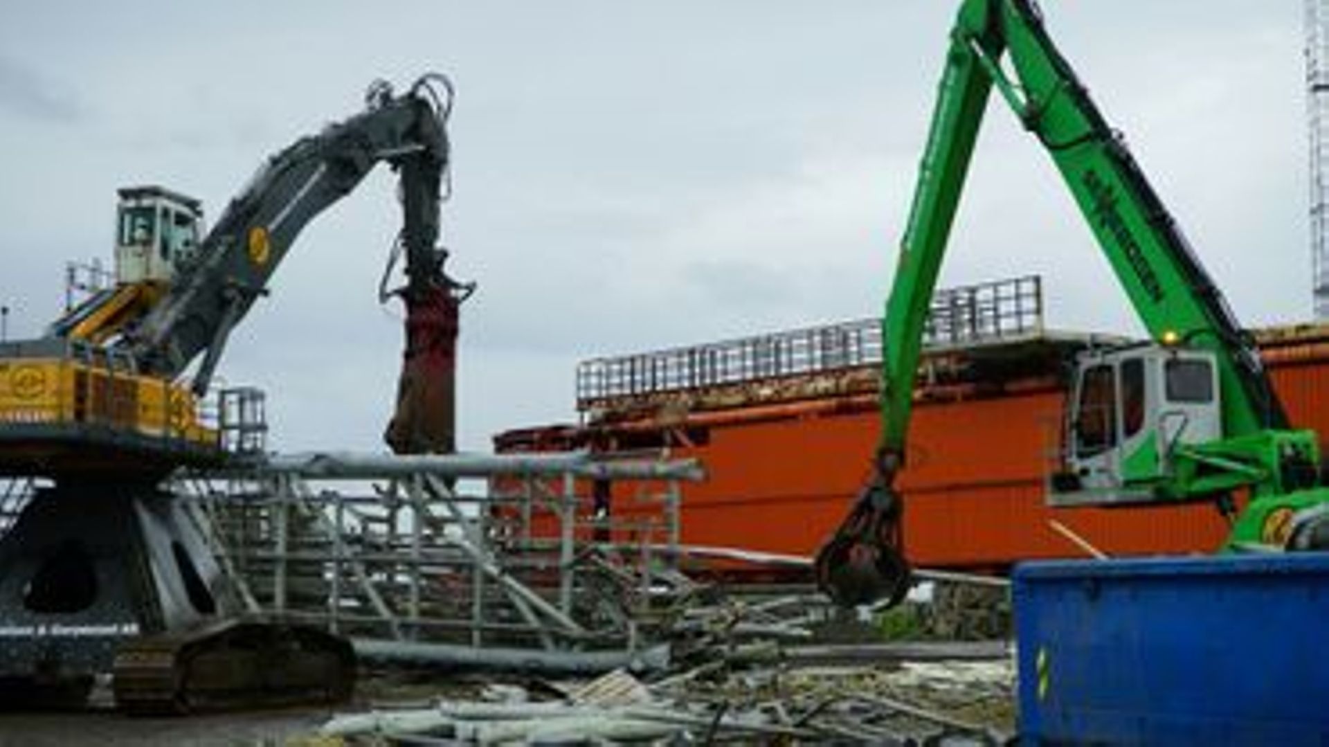 Des pelleteuses évacuent des parties d'une plateforme pétrolière désaffectée qui a été démantelée, le 17 juin 2022 à Stord, en Norvège.