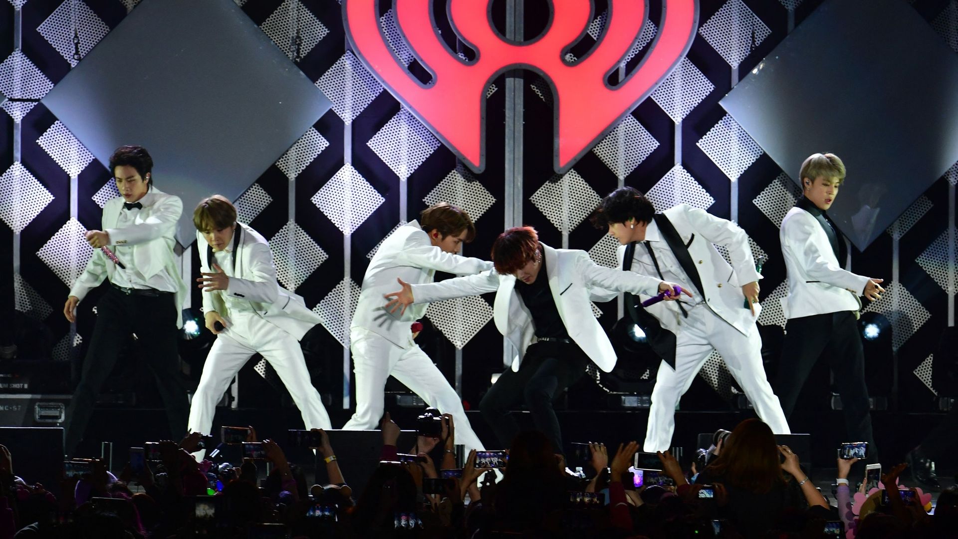 Le groupe de garçons sud-coréen BTS se produit sur scène lors du iHeartRadio Jingle Ball de KIIS FM au Forum Los Angeles à Inglewood, Californie, le 6 décembre 2019.