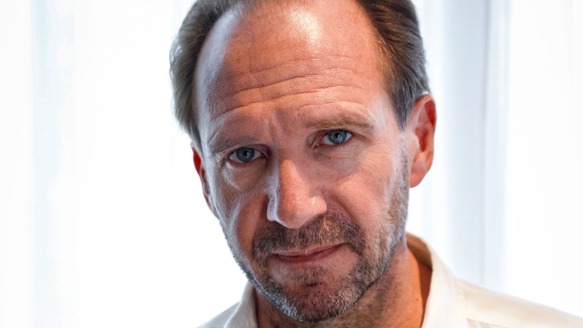 Ralph Fiennes, l'interprète de Voldemort pourrait incarner la méchante directrice de l'école, Mlle Legourdin (Miss Trunchbull dans la version originale).