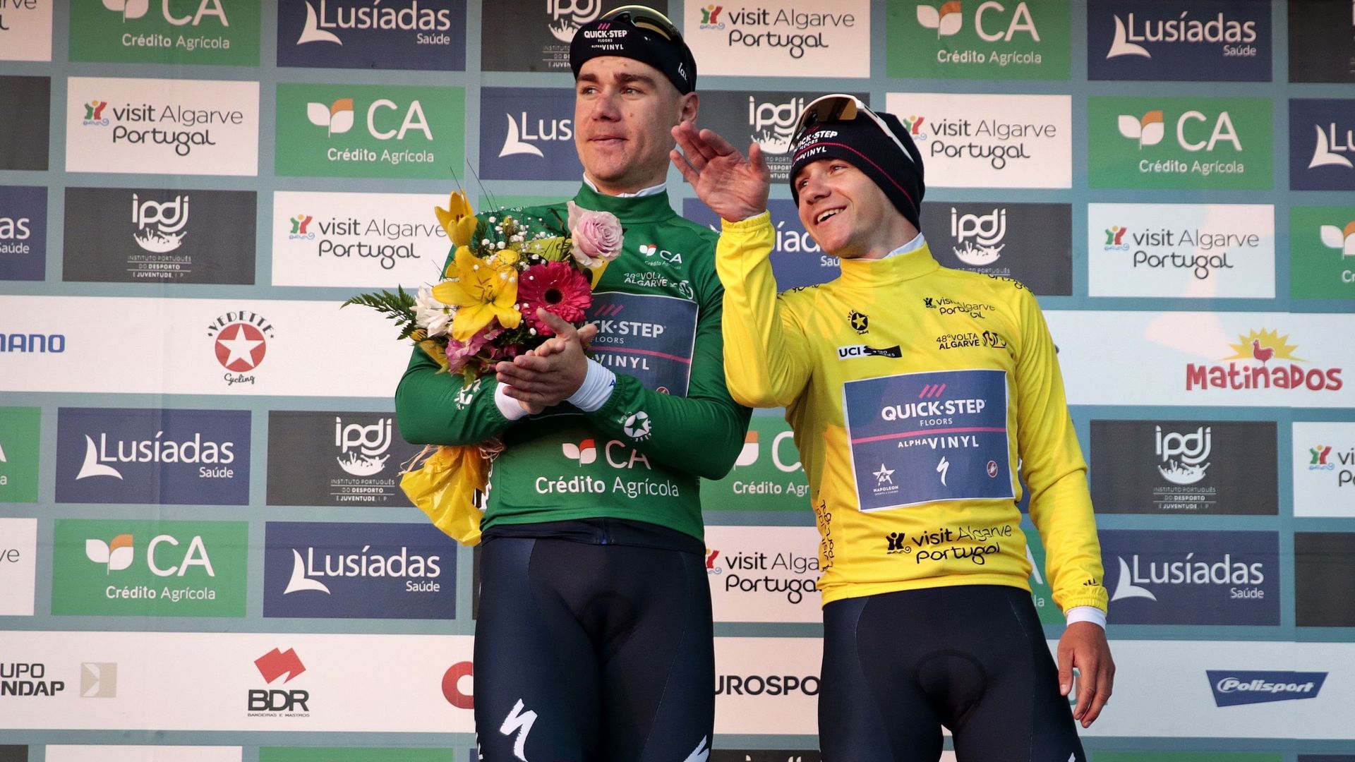 Remco Evenpoel vainqueur du CLM et du classement général sur le Tour d’Algarve 2022 était aux anges. Il est sur le podium aux côtés de son équipier, Fabio Jakobsen, vainqueur de deux étapes au sprint sur cette course à étapes.