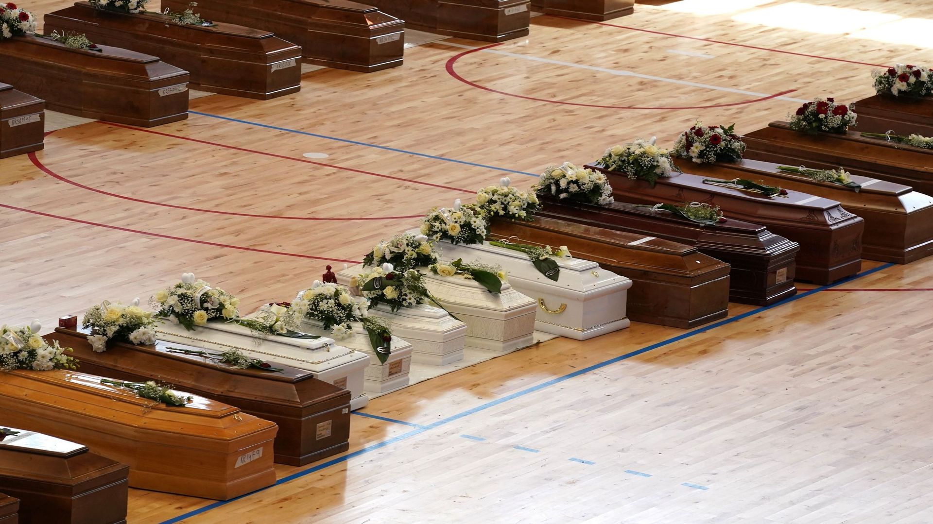 Les cercueils des migrants décédés au large de Crotone en Calabre, exposés dans un hall de sports de la ville.