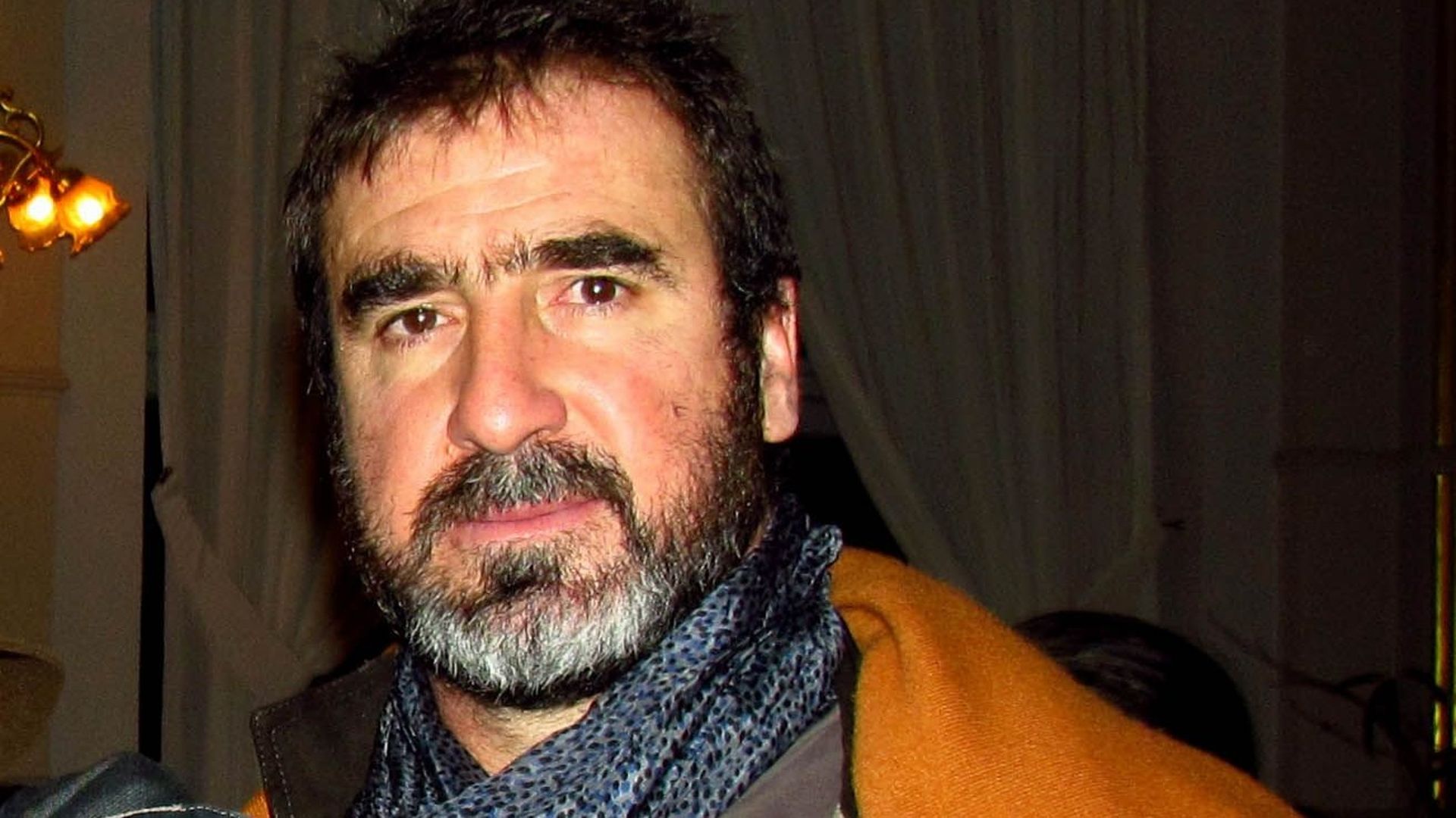 Eric Cantona sur les planches en beau-père de djihadiste