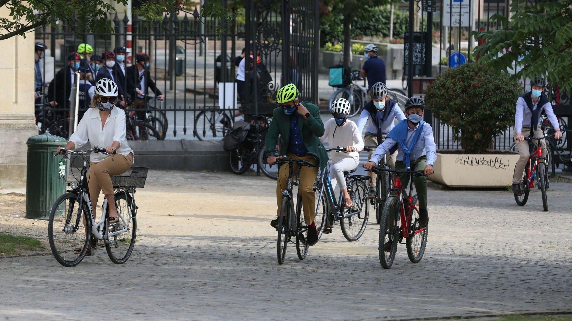 Journée sans voiture à Bruxelles: la famille royale fait un tour à vélo dans les rues de la capitale
