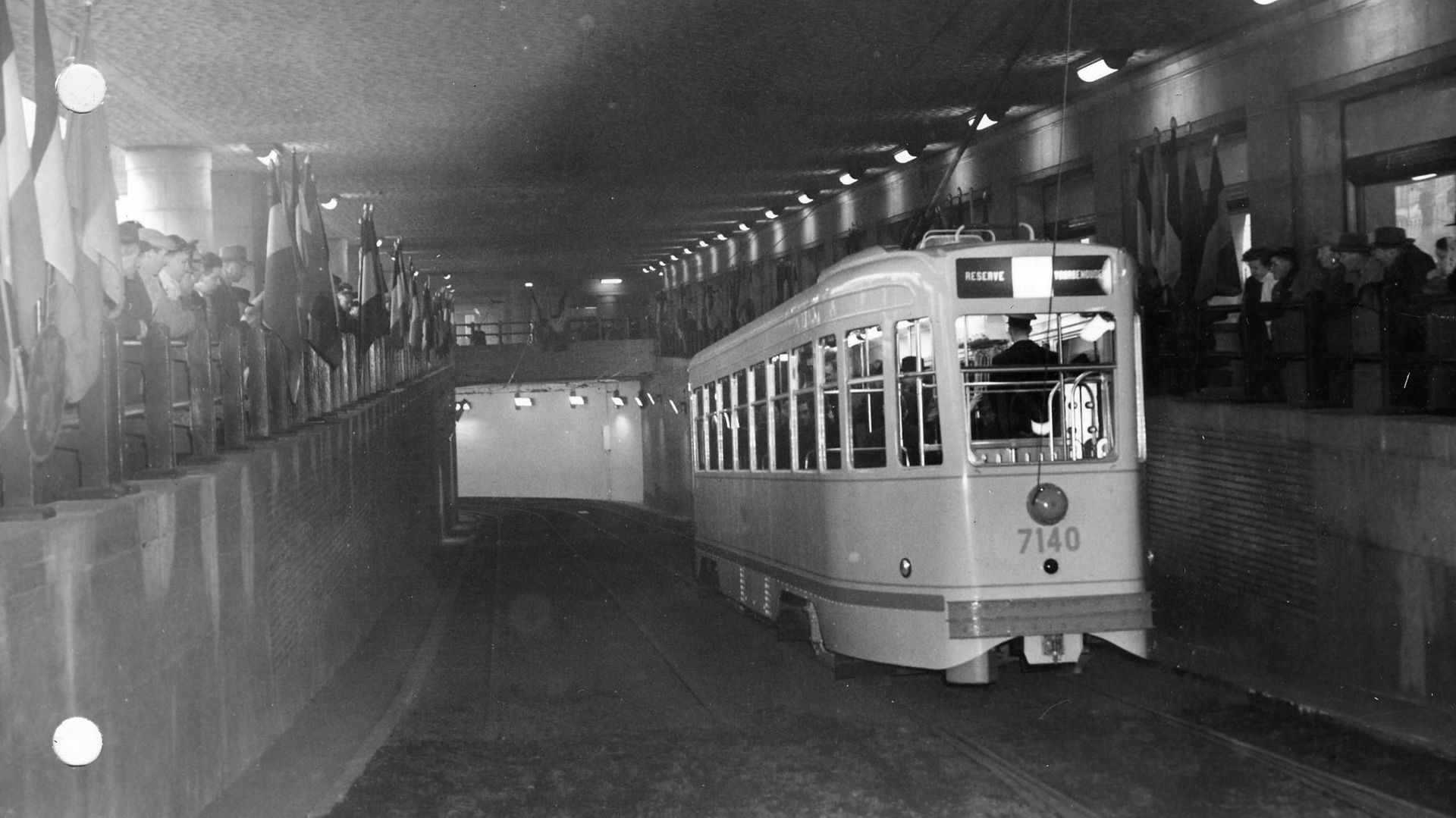 Le premier tram qui circule dans le tunnel sous la gare du Midi, en 1975