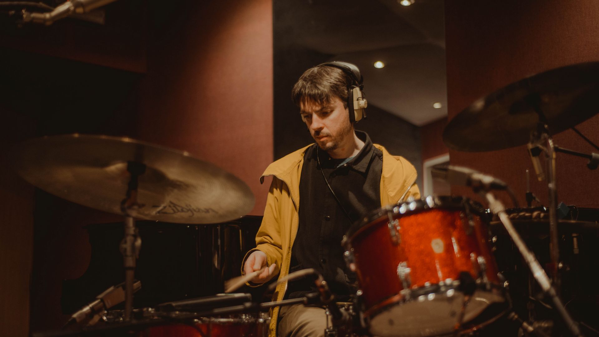 Tom Skinner en pleine session d’enregistrement avec la saxophoniste Nubya Garcia.