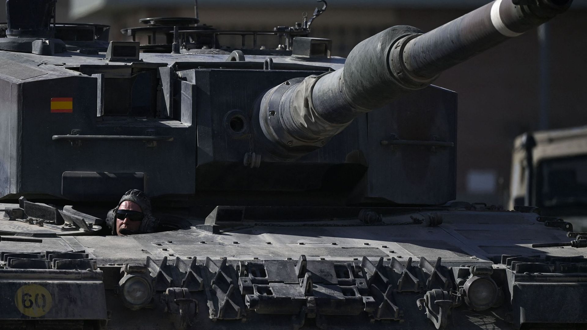 Des militaires ukrainiens s’entraînent aux manœuvres sur des chars de combat allemands Leopard 2 au centre d’entraînement de l’armée espagnole de San Gregorio à Saragosse, le 13 mars 2023.