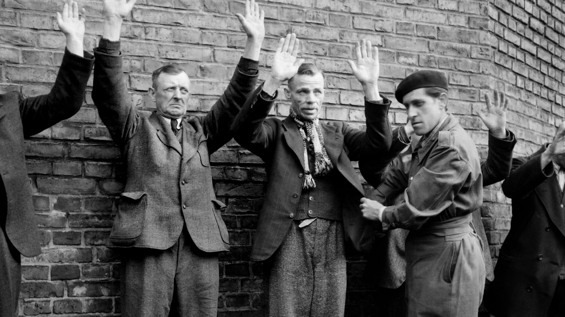 Des gardiens de prison sont arrêtés par des résistants lors de la libération d’un camp de prisonniers dans un lieu non localisé en France en 1944 à la Libération de la France. (Photo de l’AFP)