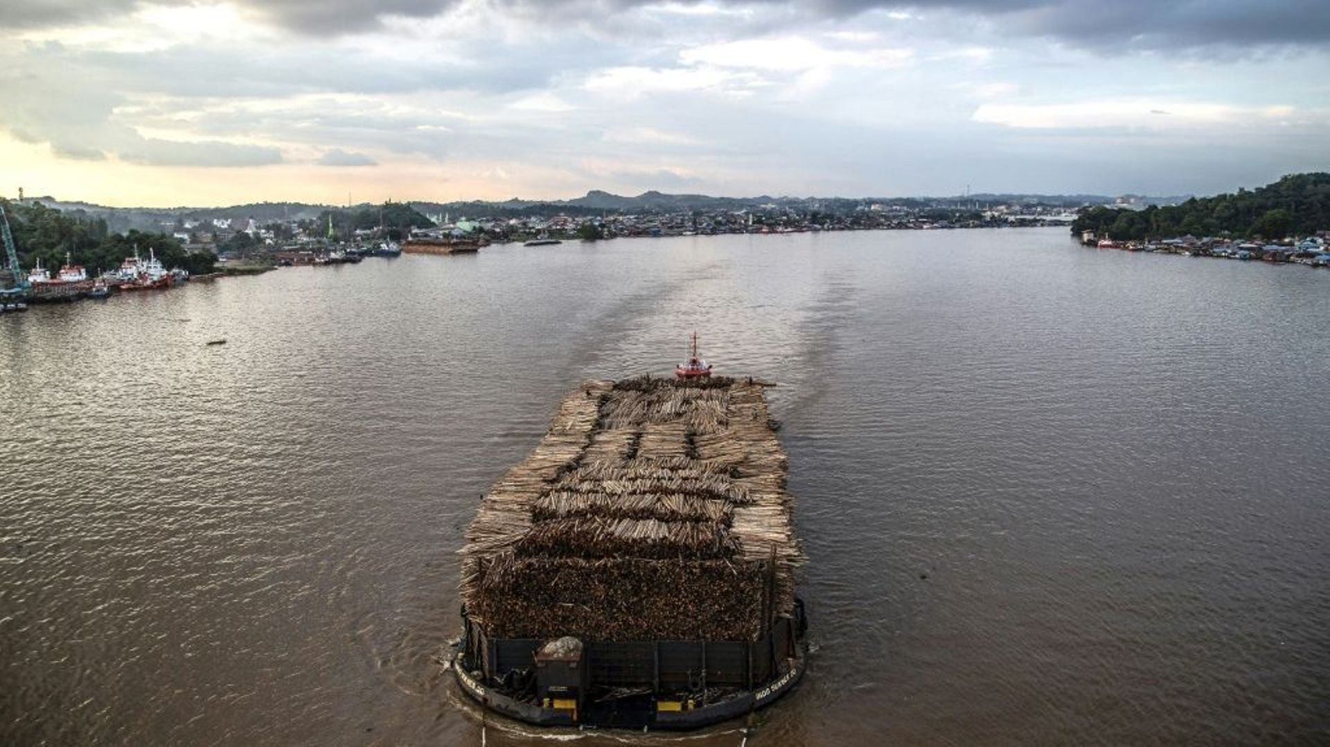 Une barge remplie de grumes de bois sur une rivière près de la ville de Samarinda, en Indonésie, le 4 novembre 2021