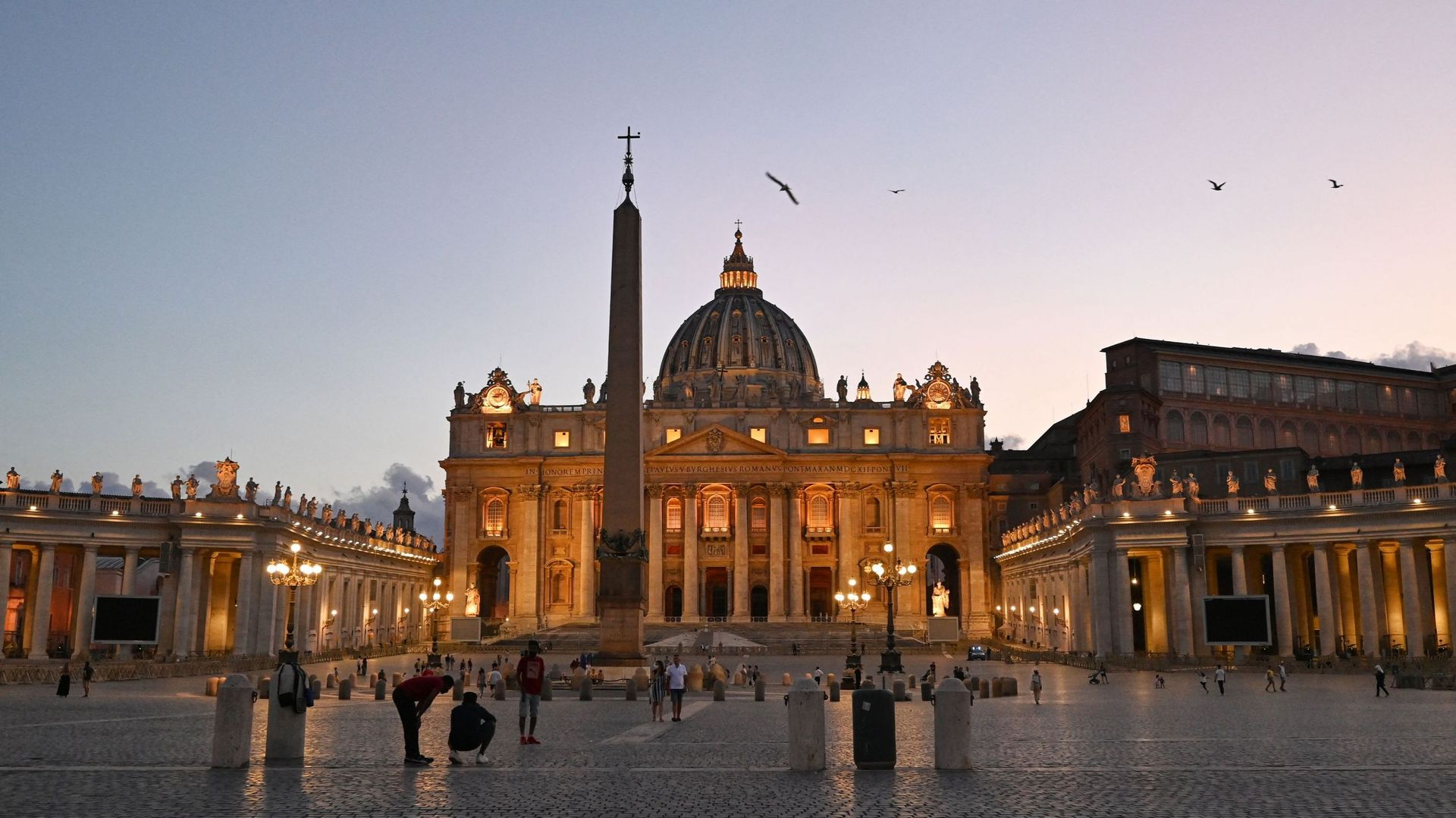 Des gens marchent sur la place Saint-Pierre au Vatican le 4 juillet 2021