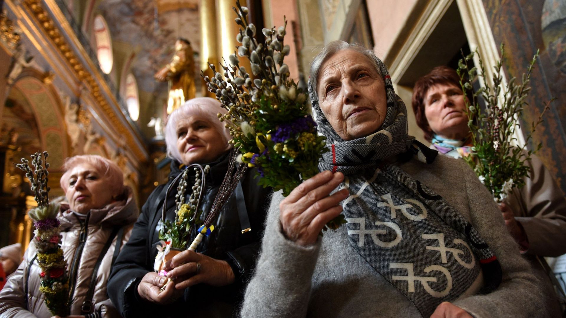 Des fidèles participent à un office orthodoxe du dimanche des Rameaux à l’église de garnison Saints Pierre et Paul dans la ville de Lviv, dans l’ouest de l’Ukraine, le 17 avril 2022, en pleine invasion russe de l’Ukraine. Yuriy Dyachyshyn / AFP