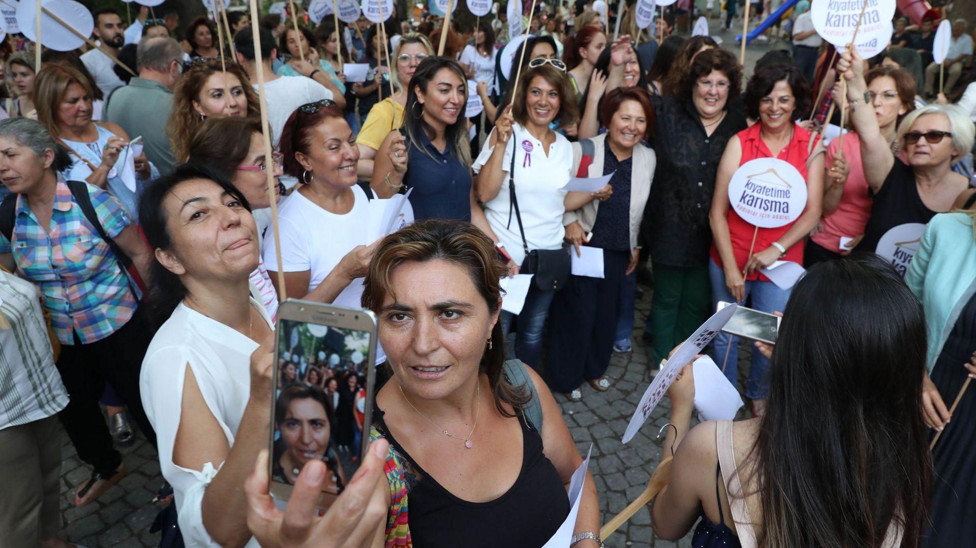 Turquie: les femmes manifestent pour le droit de s'habiller comme elles le veulent