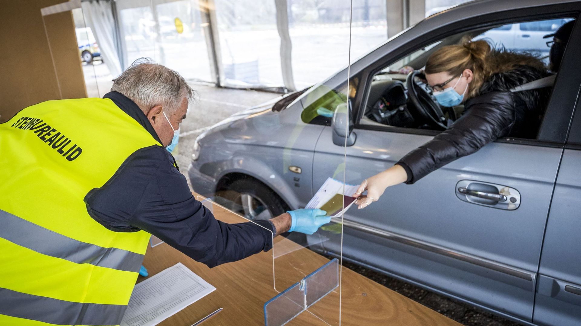 Une automobiliste dépose son bulletin de vote pour les législatives aux Pays-Bas, dans un bureau de vote réservé aux voitures et vélos.