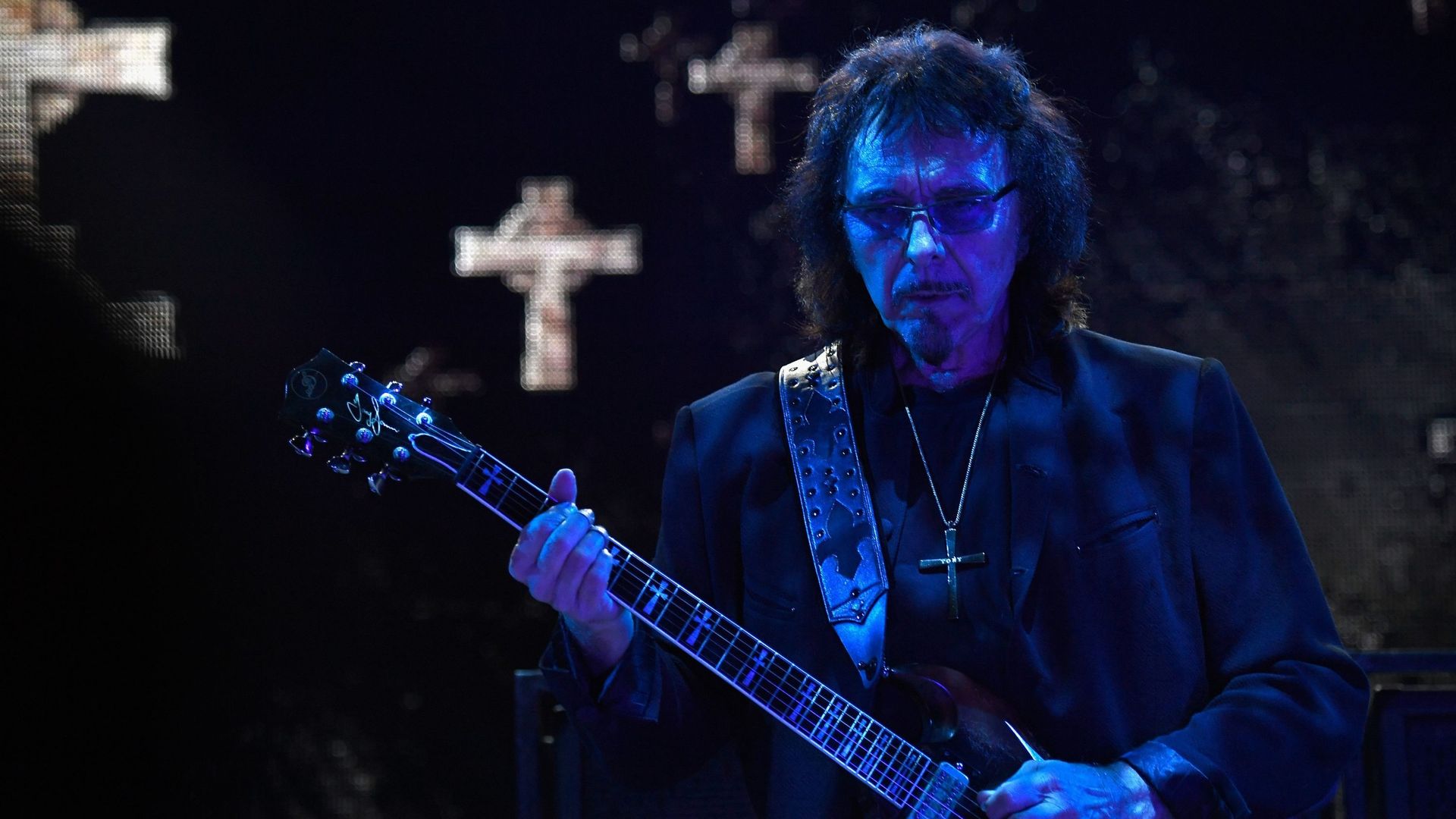 Tony Iommi, guitariste de Black Sabbath et parrain du heavy metal, célébré dans une nouvelle série documentaire