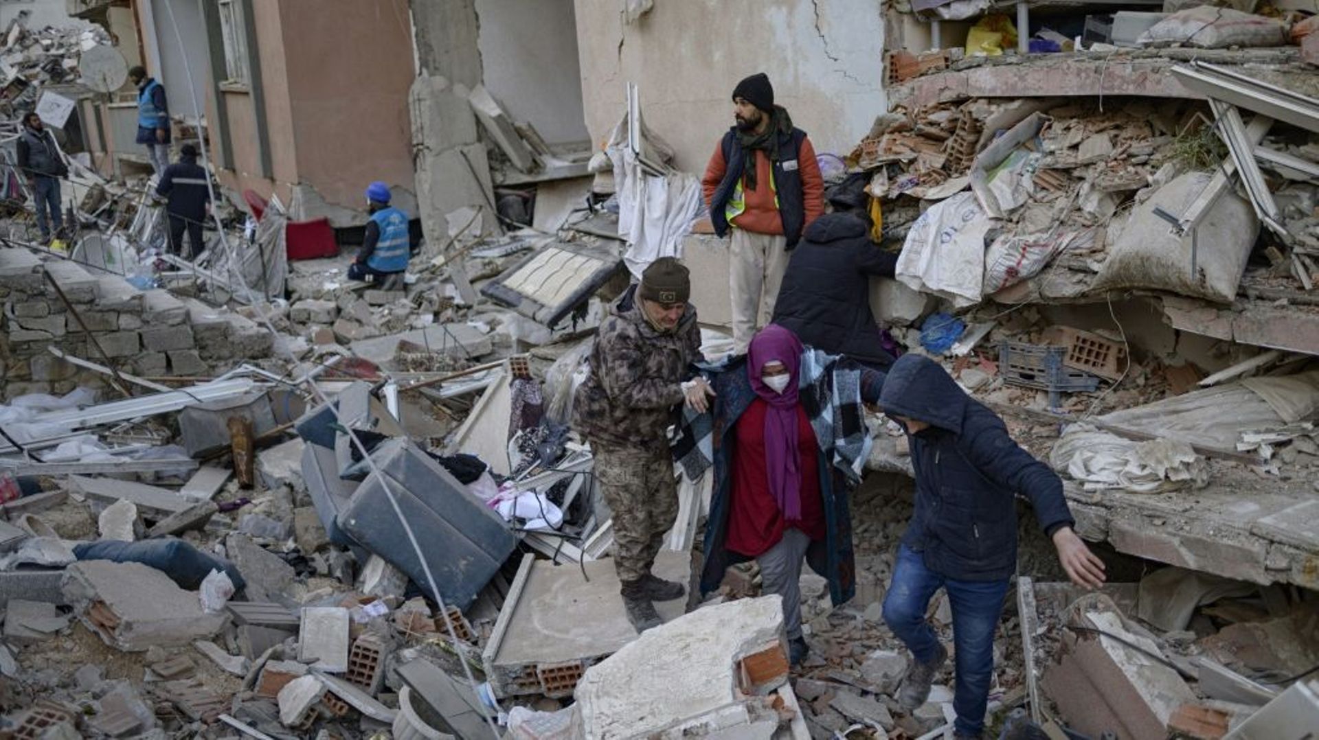 Des habitants de Hatay, en Turquie, cherchent leurs proches dans les ruines, le 14 février 2023