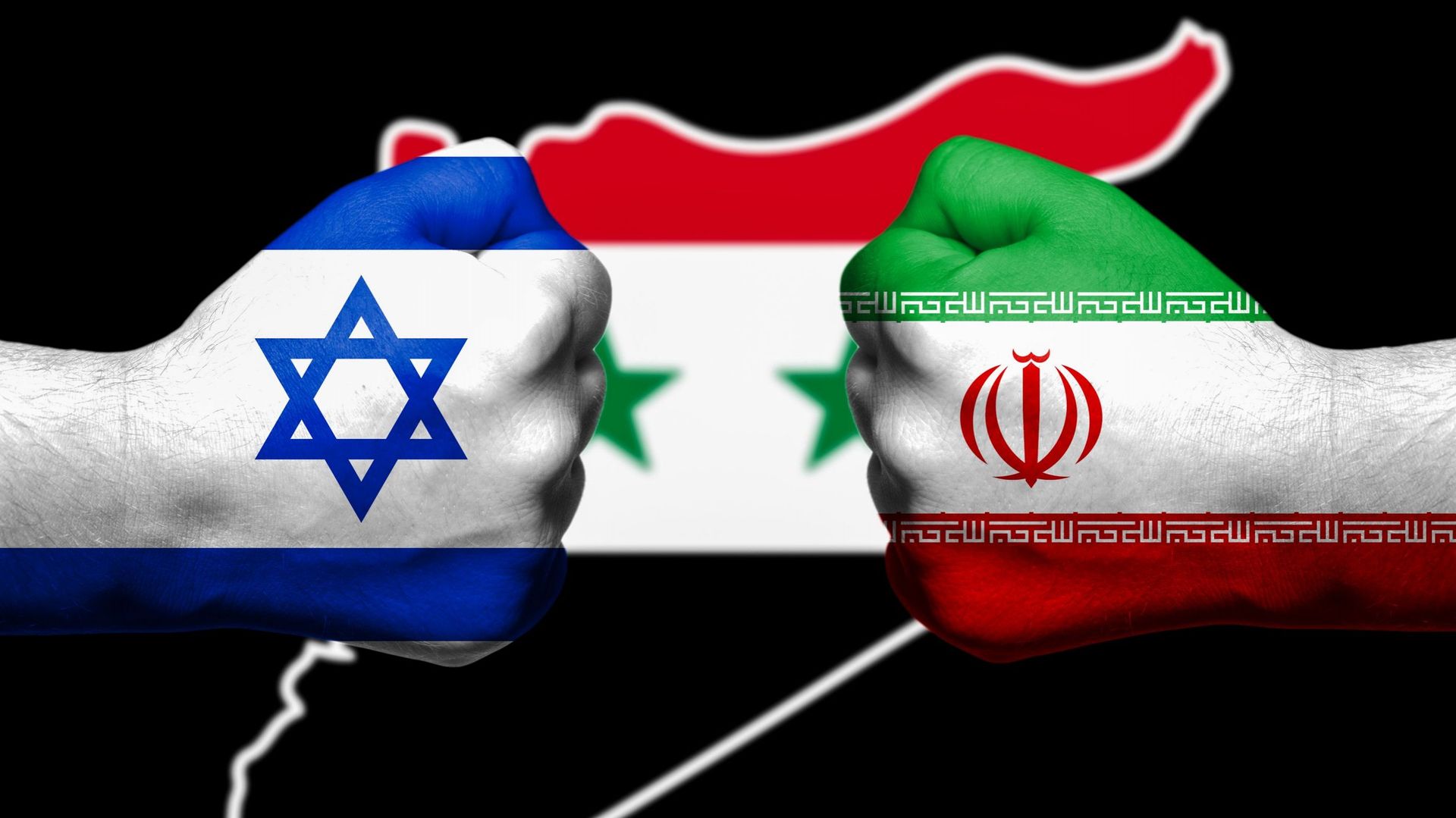 Drapeaux d'Israël et de l'Iran peints sur deux poings serrés se faisant face avec une carte de la Syrie en arrière-plan.