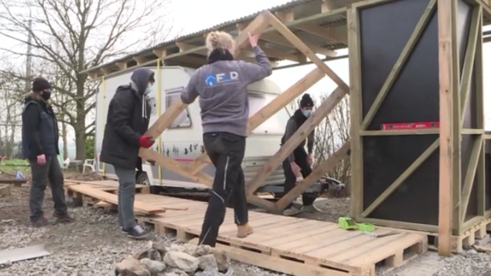 Des étudiants en architecture rénovent une caravane pour un migrant à Nandrin.