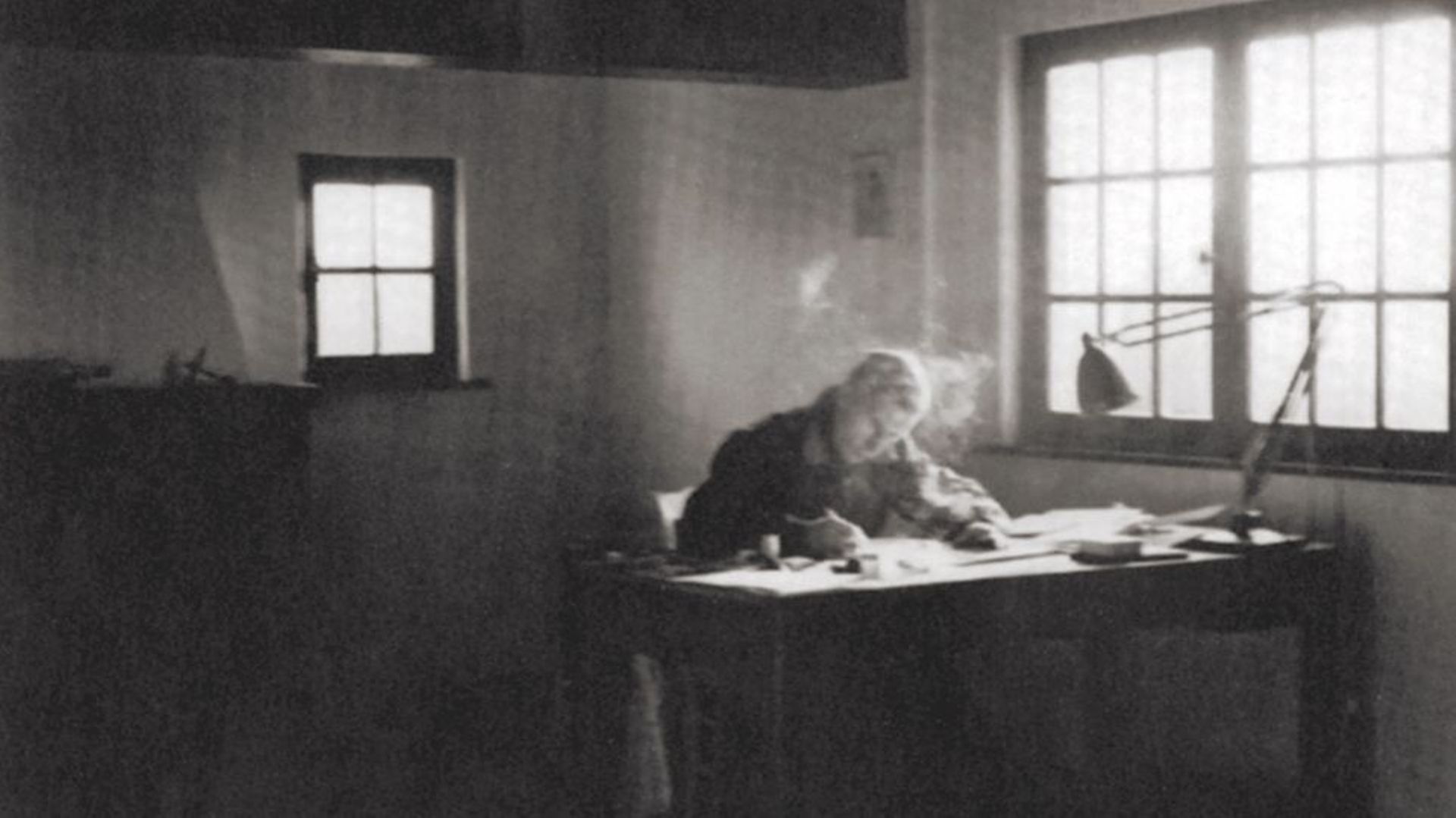 Hergé au travail, dans son bureau de la villa "La Ferrière"