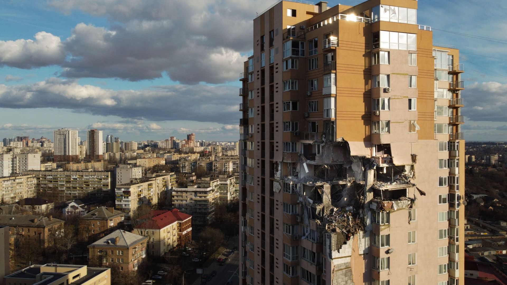 Des bombardements ont lieu dans plusieurs villes du pays dont la capitale, Kiev.