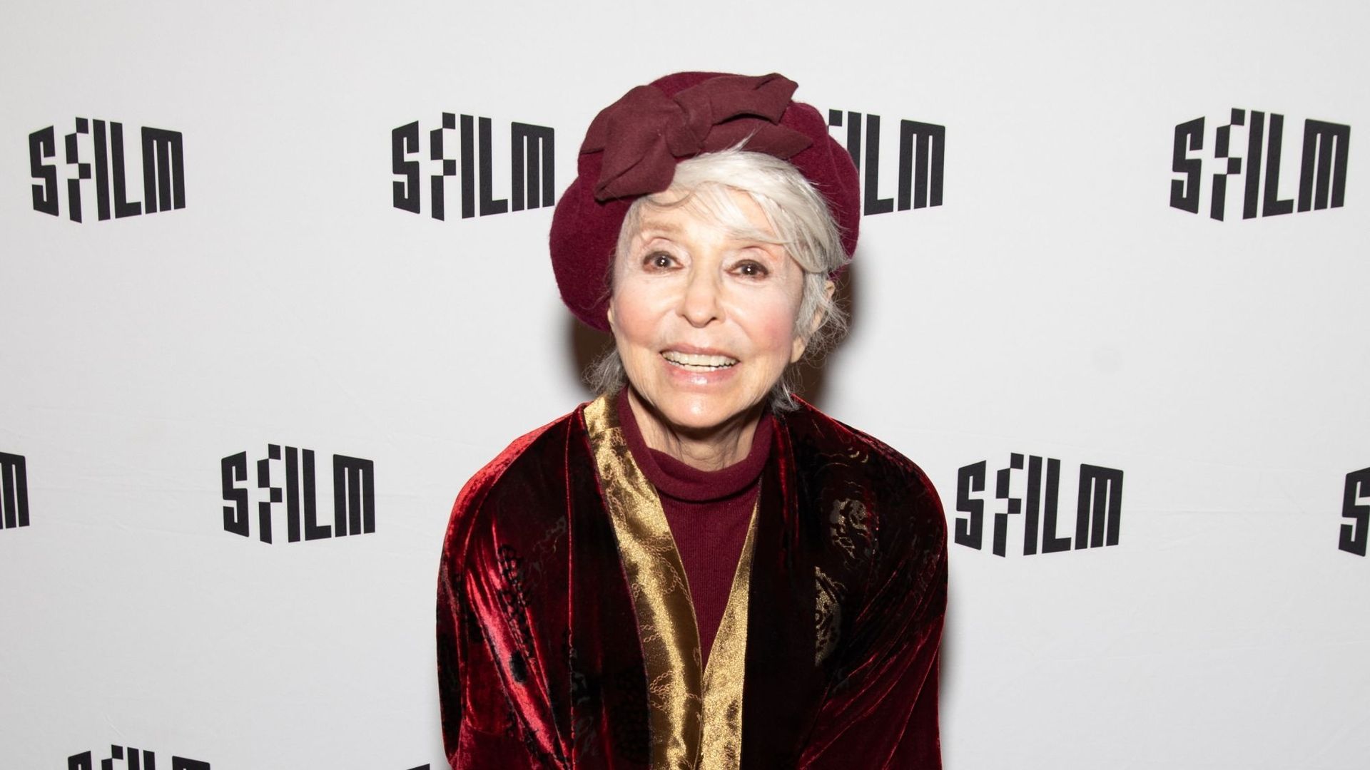 L’actrice Rita Moreno arrive à la projection de "West Side Story" de Steven Spielberg au Castro Theatre le 12 décembre 2021 à San Francisco, Californie.