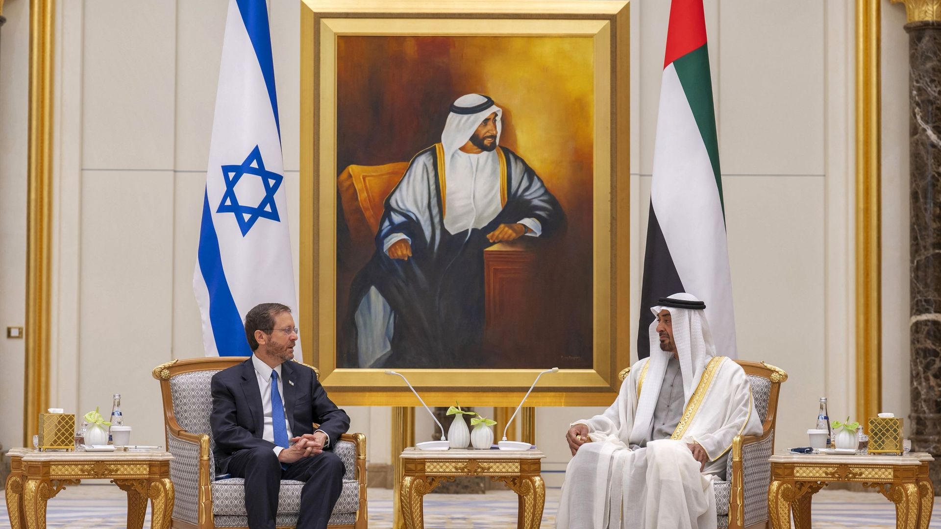 Le prince héritier d'Abu Dhabi, le cheikh Mohammed bin Zayed al-Nahyan (Droite), reçoit le président israélien Isaac Herzog (Gauche) lors d'une réception officielle à Qasr al-Watan dans la capitale des Émirats arabes unis, Abu Dhabi, le 30 janvier 2022.