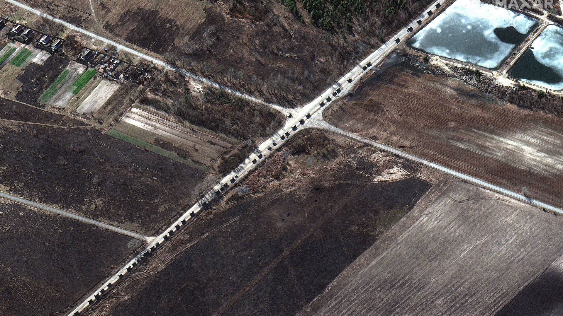 Image satellite Maxar prise et publiée le 28 février 2022 montrant un convoi militaire le long d’une autoroute, au nord d’Ivankiv, en Ukraine.
