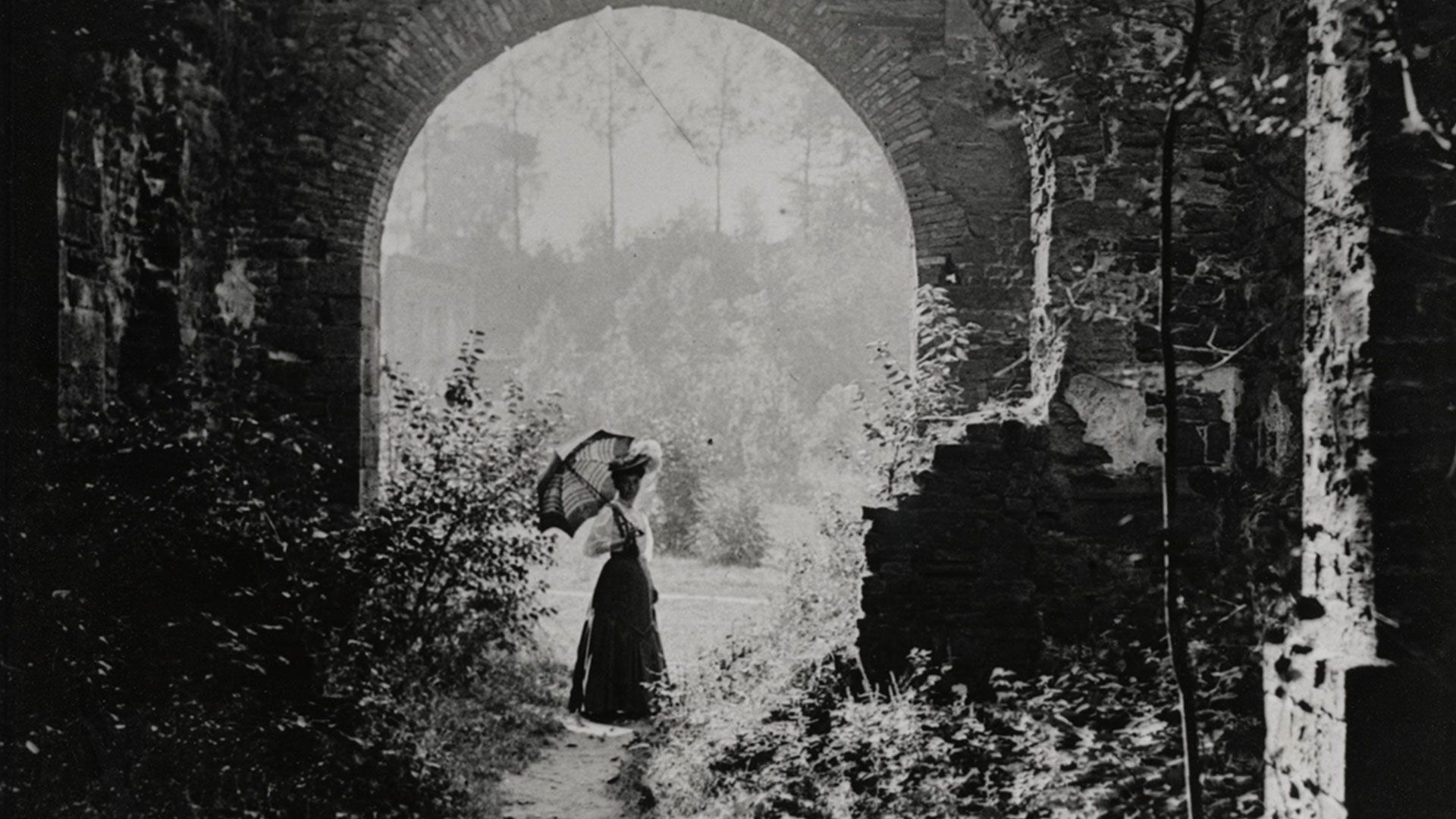 Photo exposée dans les ruines de l’Abbaye de Villers-la-Ville dans le cadre de l’exposition photo Villers en noir et blanc