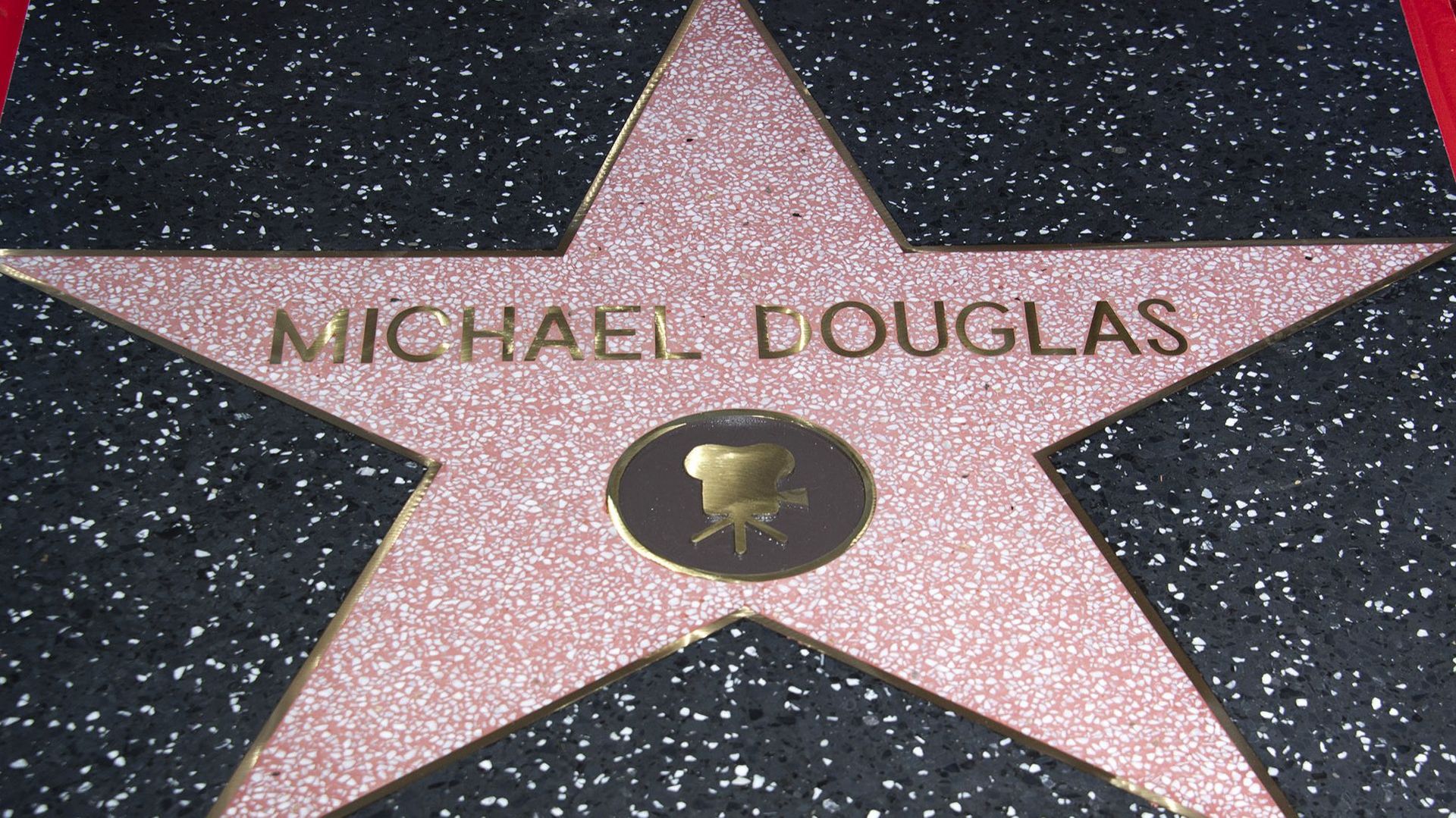 michael-douglas-inaugure-en-famille-son-etoile-a-hollywood