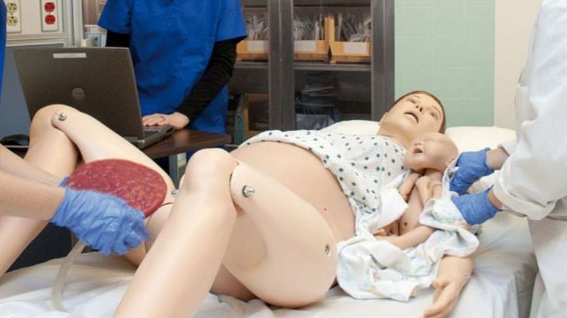 Ensemble mannequin d'accouchement : le nouveau-né » réalisé par